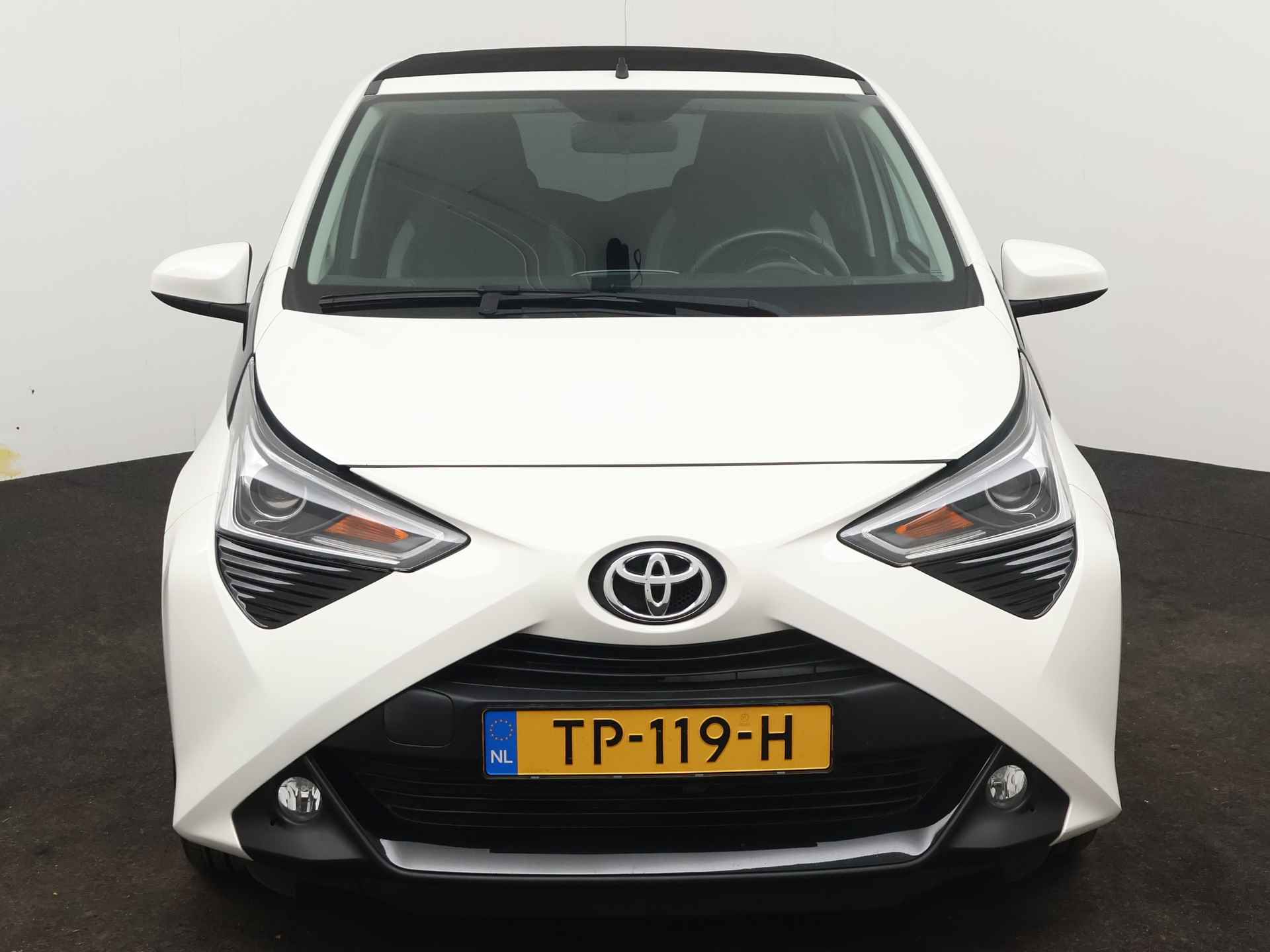 Toyota Aygo 1.0 VVT-i x-first | Airco | Achteruitrijcamera | Elektrisch vouwdak | - 28/43