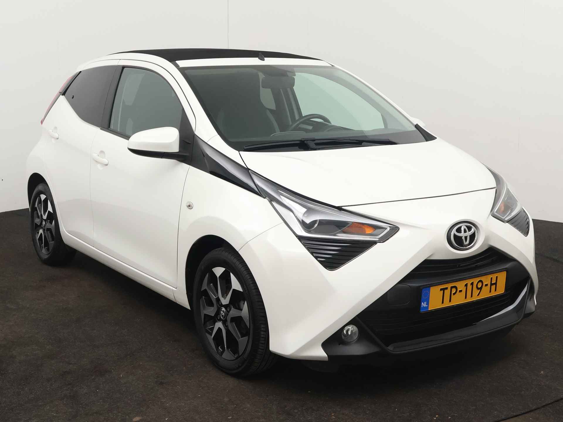 Toyota Aygo 1.0 VVT-i x-first | Airco | Achteruitrijcamera | Elektrisch vouwdak | - 29/43