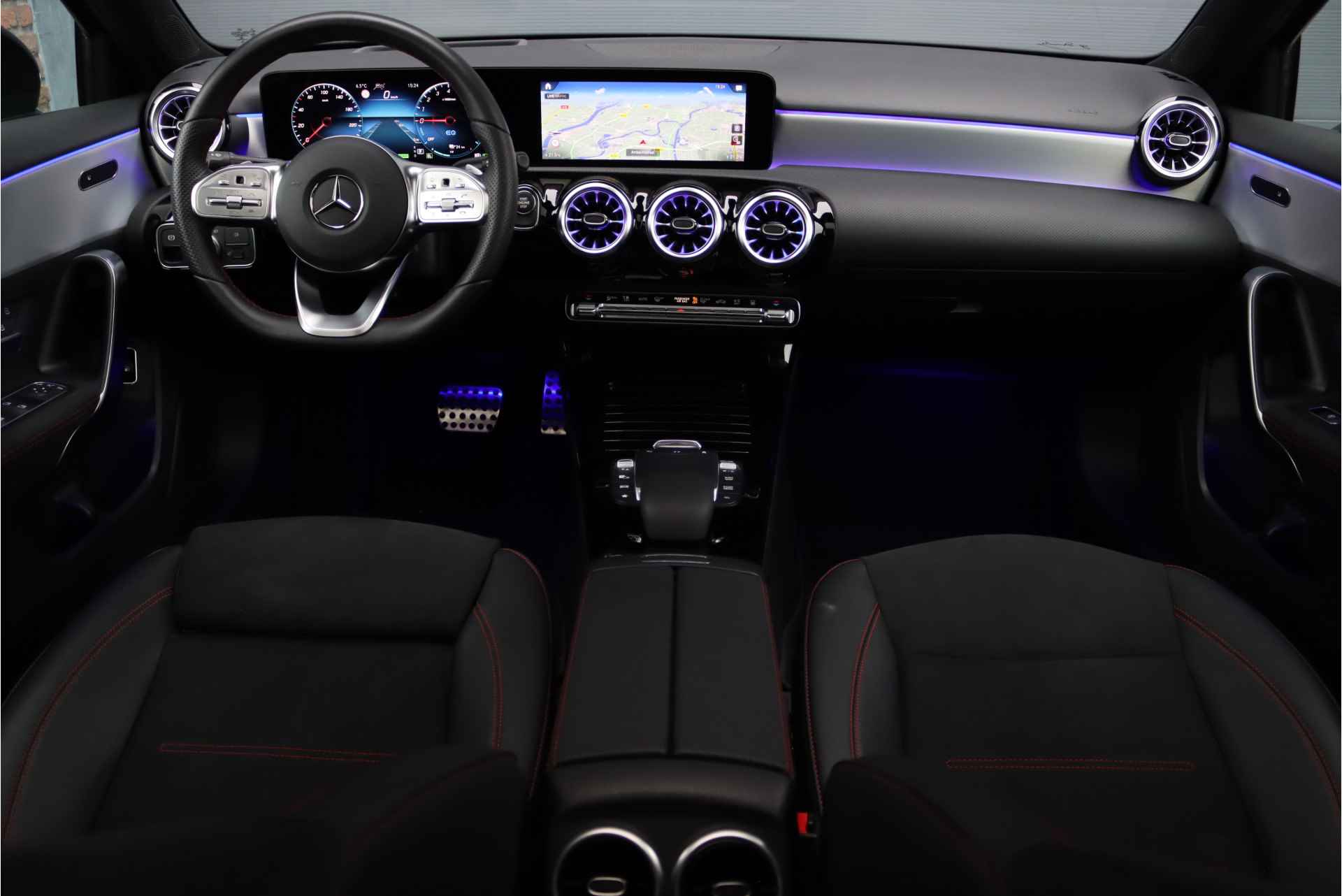 Mercedes-Benz A-Klasse 250 e AMG Line Aut8, Hybride, Panoramadak, Keyless Go, Distronic+, Widescreen, Surround Camera, Sfeerverlichting, Stoelverwarming, Nightpakket, Etc. - 3/45