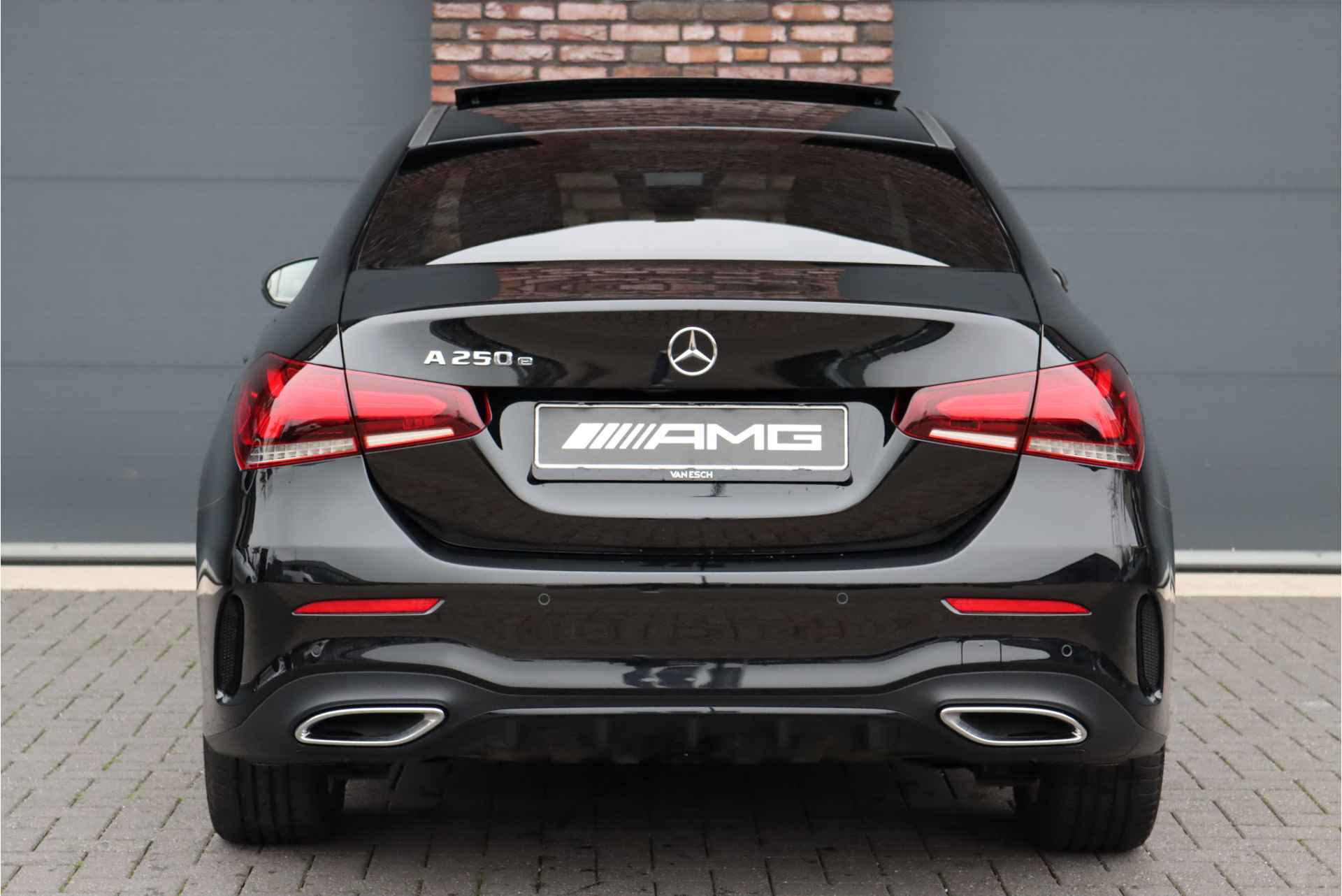 Mercedes-Benz A-Klasse 250 e AMG Line Aut8, Hybride, Panoramadak, Keyless Go, Distronic+, Widescreen, Surround Camera, Sfeerverlichting, Stoelverwarming, Nightpakket, Etc. - 16/45