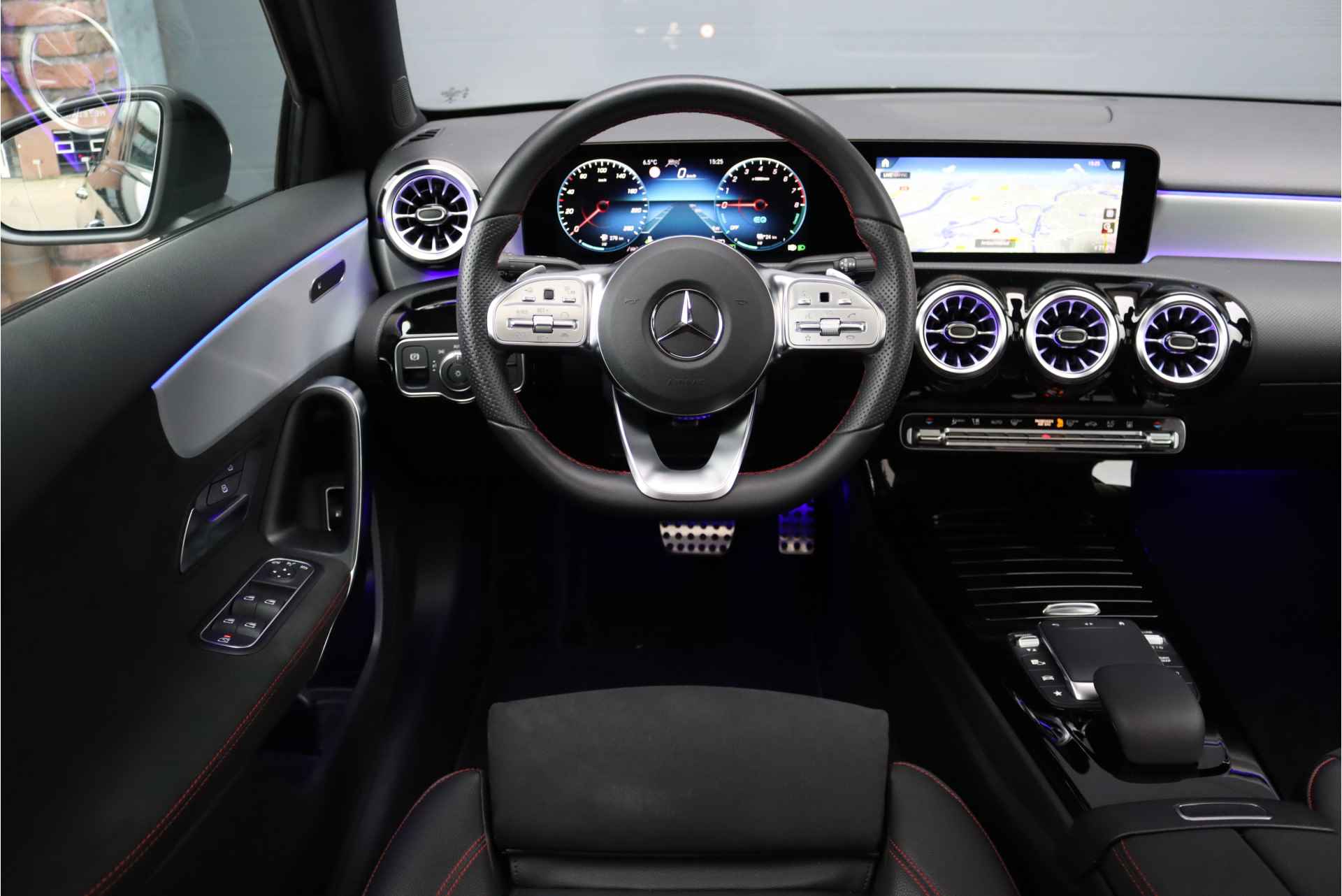 Mercedes-Benz A-Klasse 250 e AMG Line Aut8, Hybride, Panoramadak, Keyless Go, Distronic+, Widescreen, Surround Camera, Sfeerverlichting, Stoelverwarming, Nightpakket, Etc. - 28/45