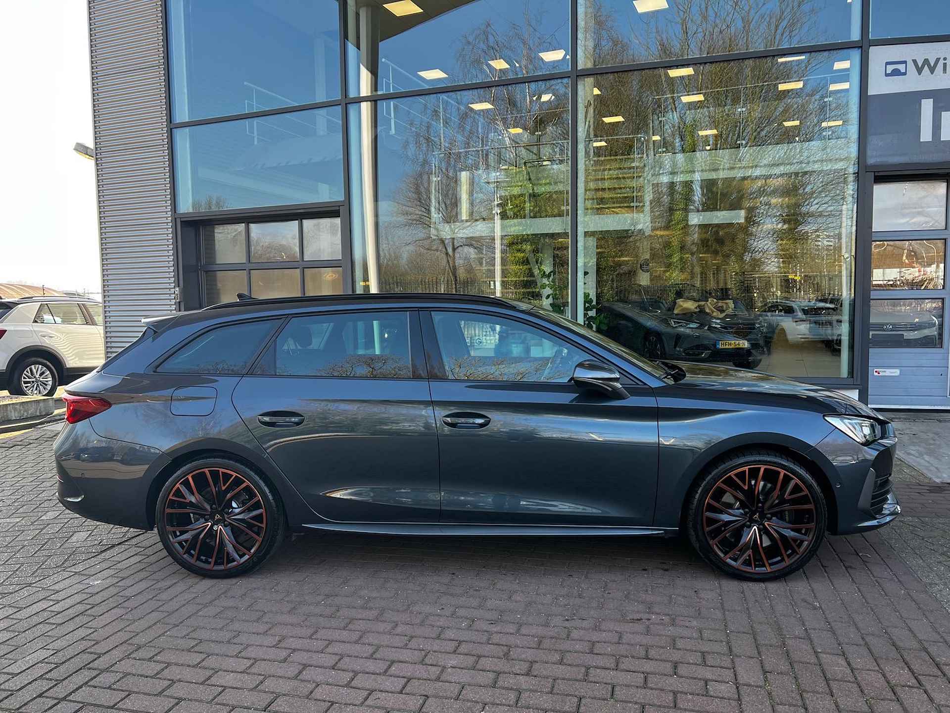 CUPRA Leon Sportstourer 1.4 e-Hybrid VZ Black Edition / Panorama dak / 19 Inch / Zwart Leer / Supersportstuur / 245PK / - 25/29