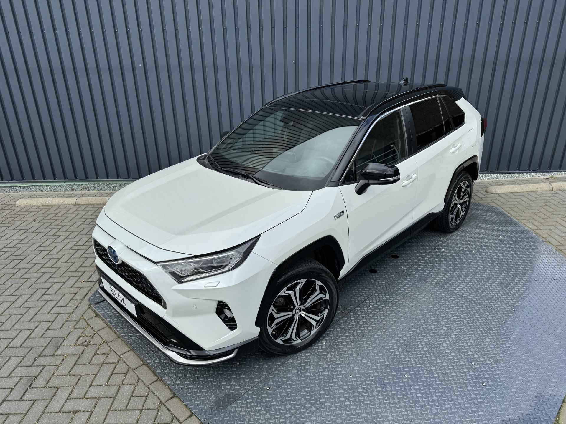 Toyota RAV4 2.5 Plug-in Hybrid AWD Bi-Tone Plus | 4x Nieuwe Allseason banden | Pano dak | 10 jr GARANTIE | Rijklaar!! - 3/52