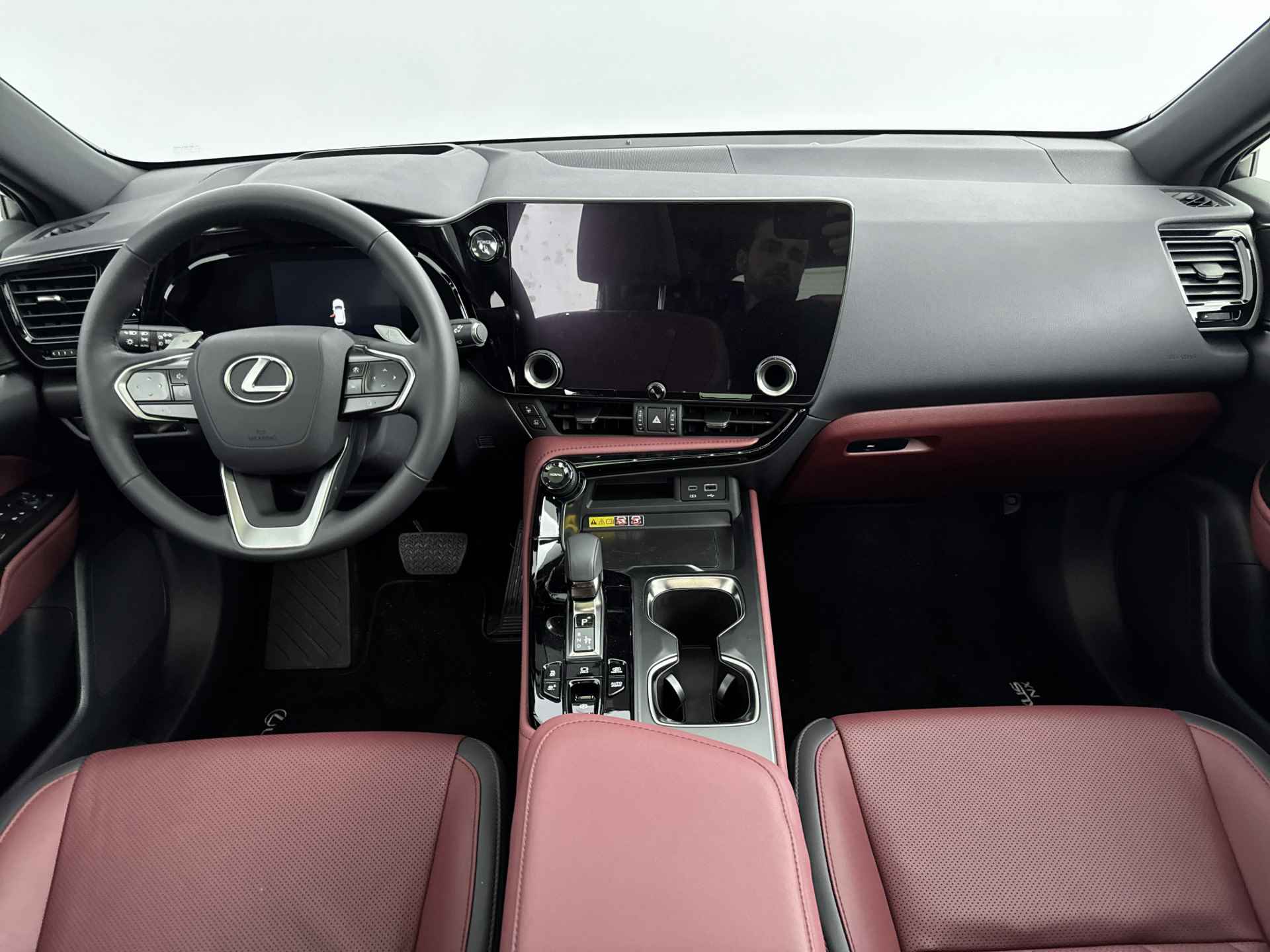 Lexus NX 450h+ AWD President Line | Leder | 360 Camera | Navigatie | Mark Levison Audio | Panoramadak | Dodehoek Ass. | Stoel en stuurwiel verwarmd | LM velgen | Parkeersensoren | - 5/52