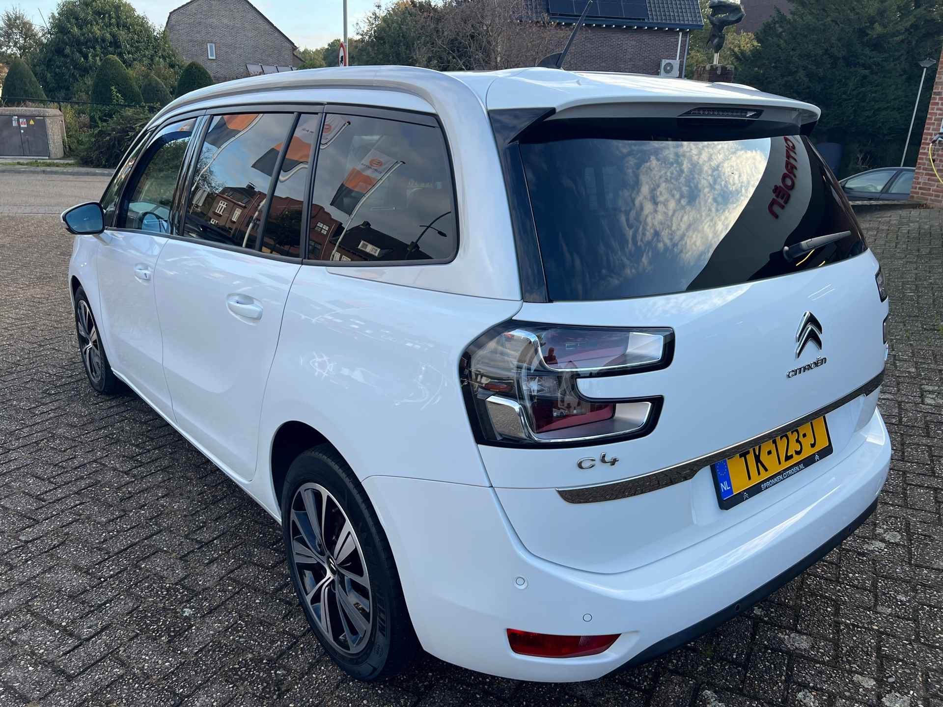 Citroen Grand C4 Picasso 1.2 PureTech Shine Navi-Camera-Panoramadak-Keyless-Trekhaak-7 pers. - 3/37