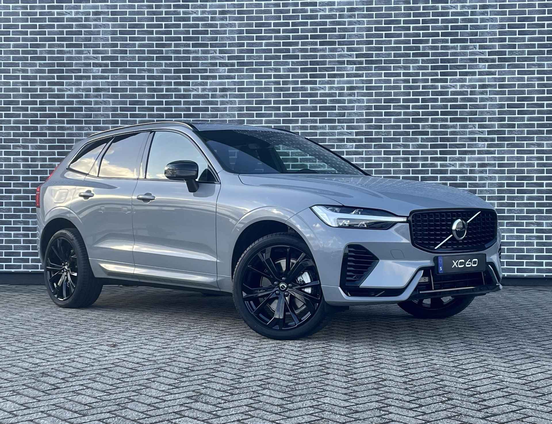 Volvo XC60 2.0 Recharge T6 AWD Plus Dark | Keyless | Harman Kardon audio | Elektrische achterklep | Stoel en stuurverwarming | Adaptieve Cruise control - 3/15