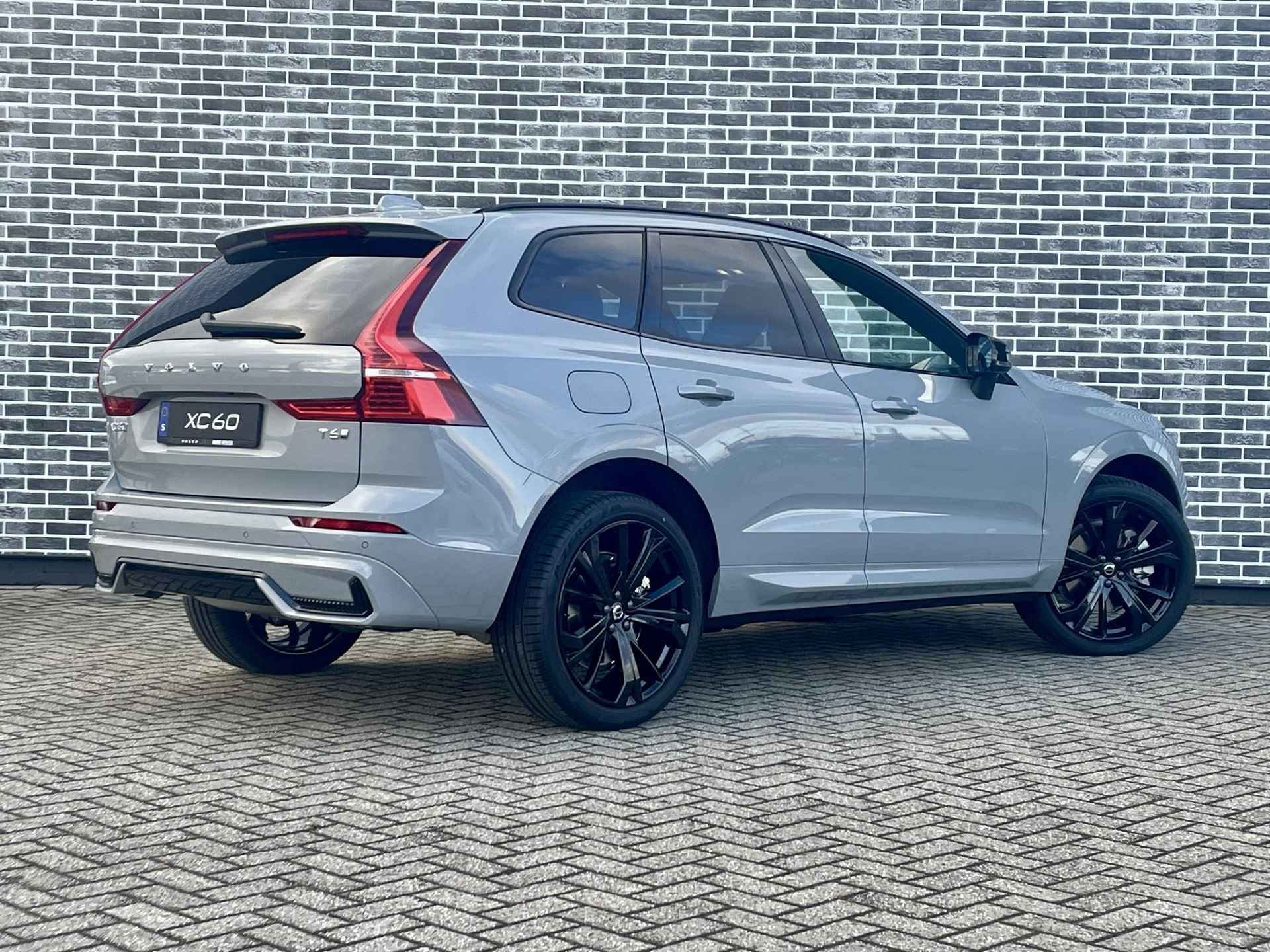 Volvo XC60 2.0 Recharge T6 AWD Plus Dark | Keyless | Harman Kardon audio | Elektrische achterklep | Stoel en stuurverwarming | Adaptieve Cruise control - 4/15