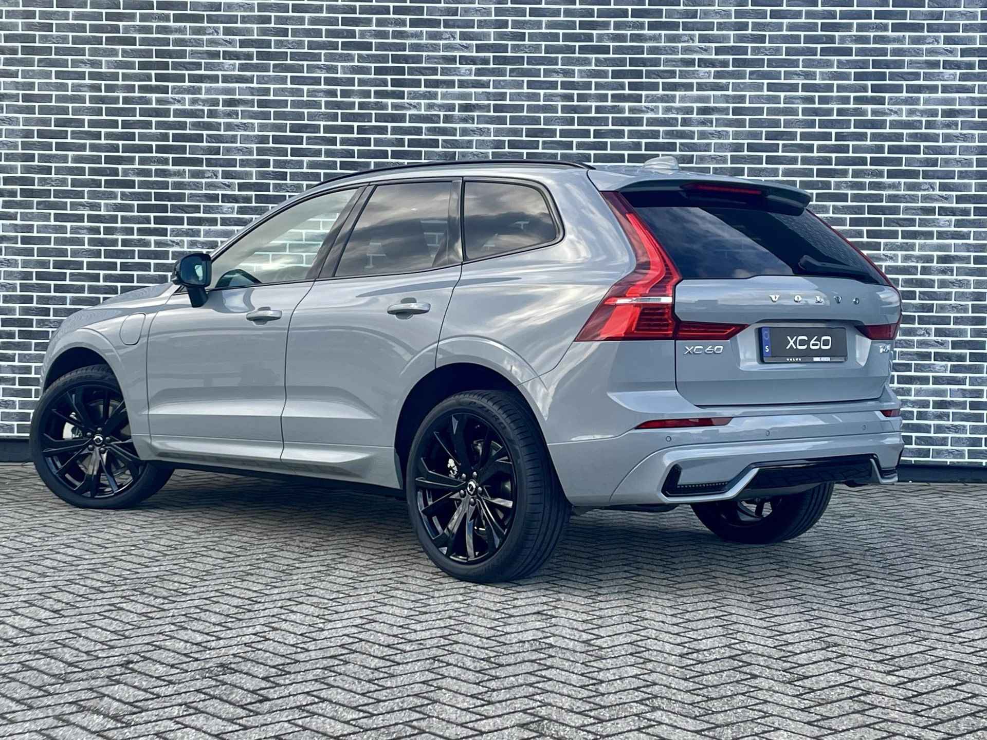 Volvo XC60 2.0 Recharge T6 AWD Plus Dark | Keyless | Harman Kardon audio | Elektrische achterklep | Stoel en stuurverwarming | Adaptieve Cruise control - 5/15