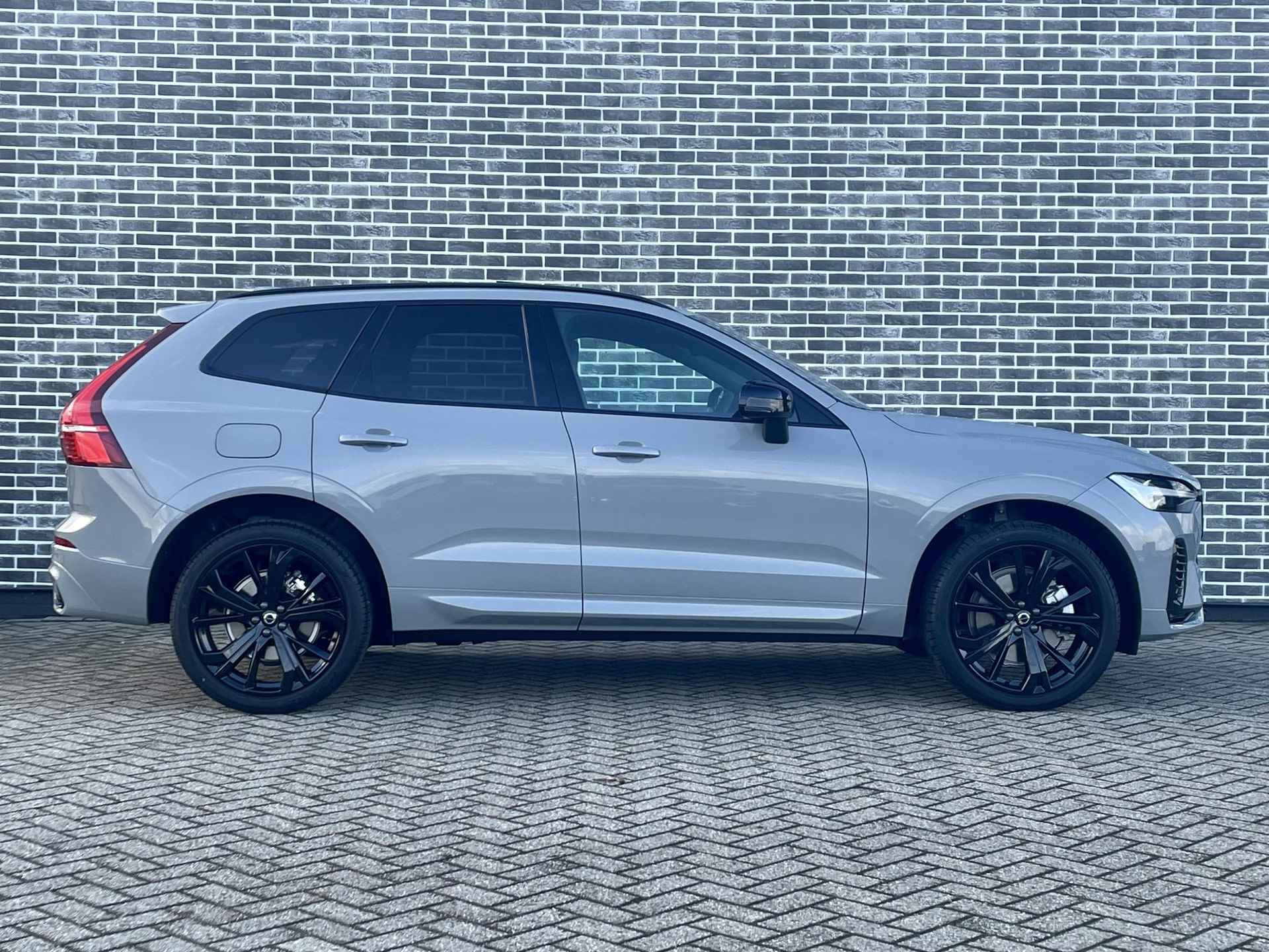 Volvo XC60 2.0 Recharge T6 AWD Plus Dark | Keyless | Harman Kardon audio | Elektrische achterklep | Stoel en stuurverwarming | Adaptieve Cruise control - 6/15