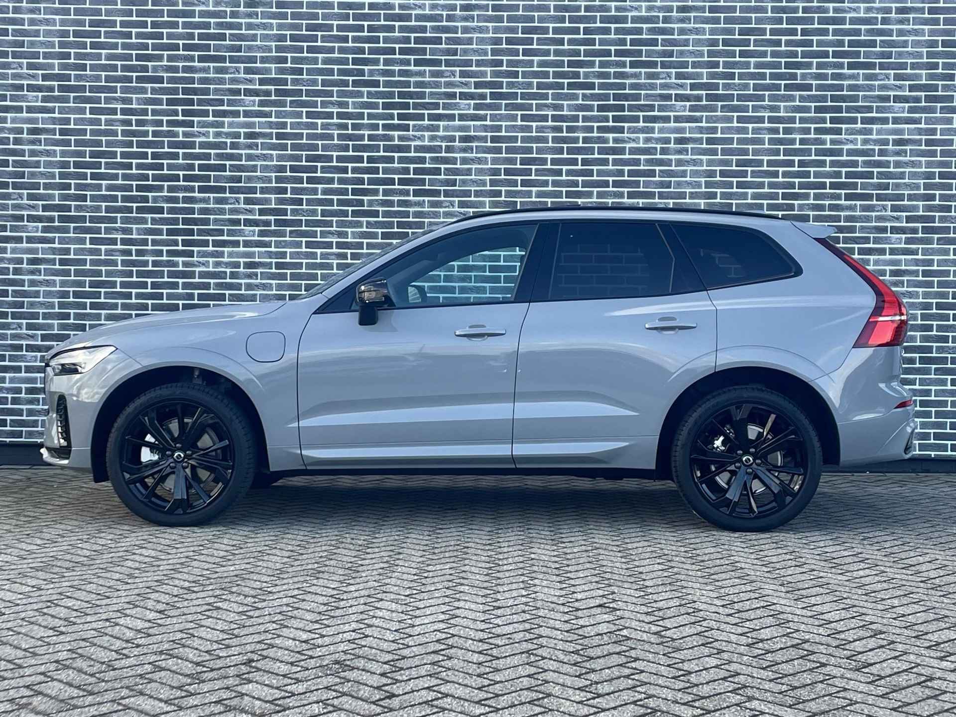 Volvo XC60 2.0 Recharge T6 AWD Plus Dark | Keyless | Harman Kardon audio | Elektrische achterklep | Stoel en stuurverwarming | Adaptieve Cruise control - 7/15