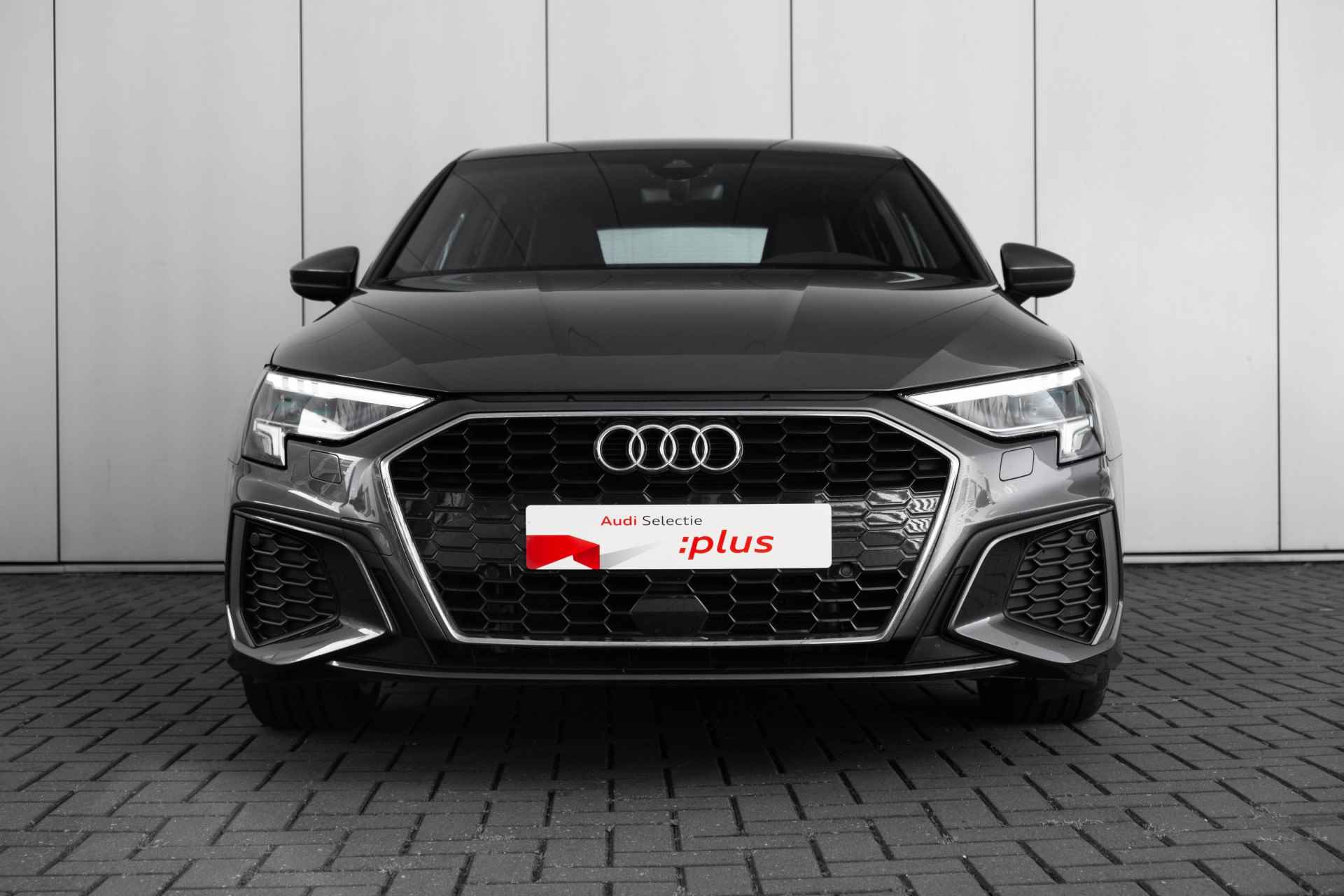 Audi A3 Sportback 40 TFSI e S edition | LED-koplampen | Stoelverwarming | Audi Smarthphone Interface | Parkeerhulp Plus - 4/61