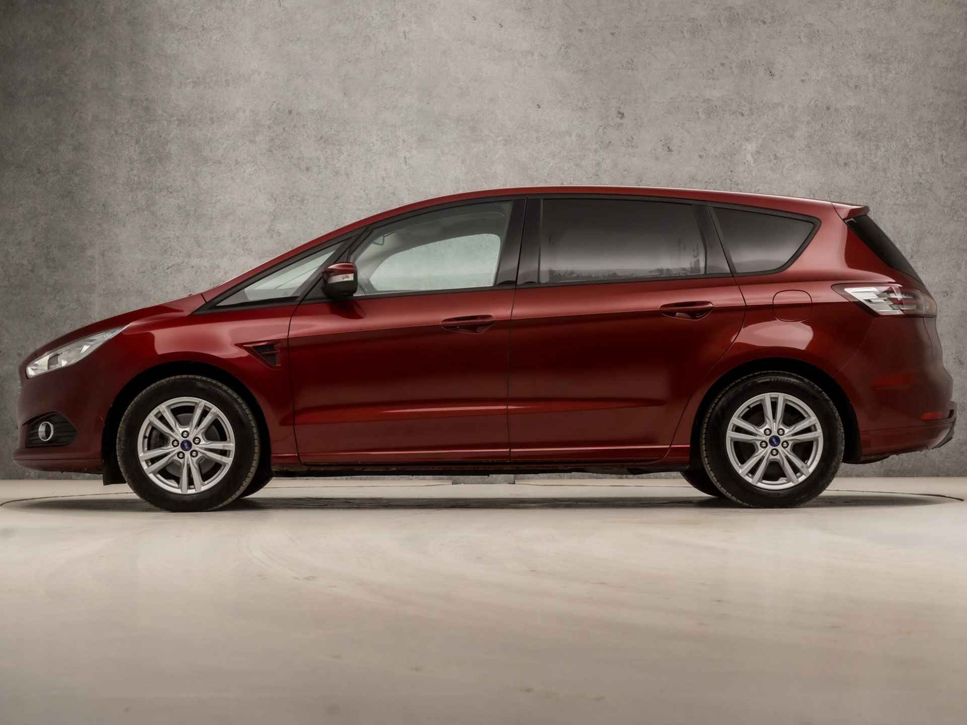 Ford S-Max 1.5 Titanium 7 Persoons 161Pk (PANORAMADAK, NAVIGATIE, STOELVERWARMING, GETINT GLAS, SPORTSTOELEN, CRUISE, NIEUWE APK, LM VELGEN, NIEUWSTAAT) - 2/34