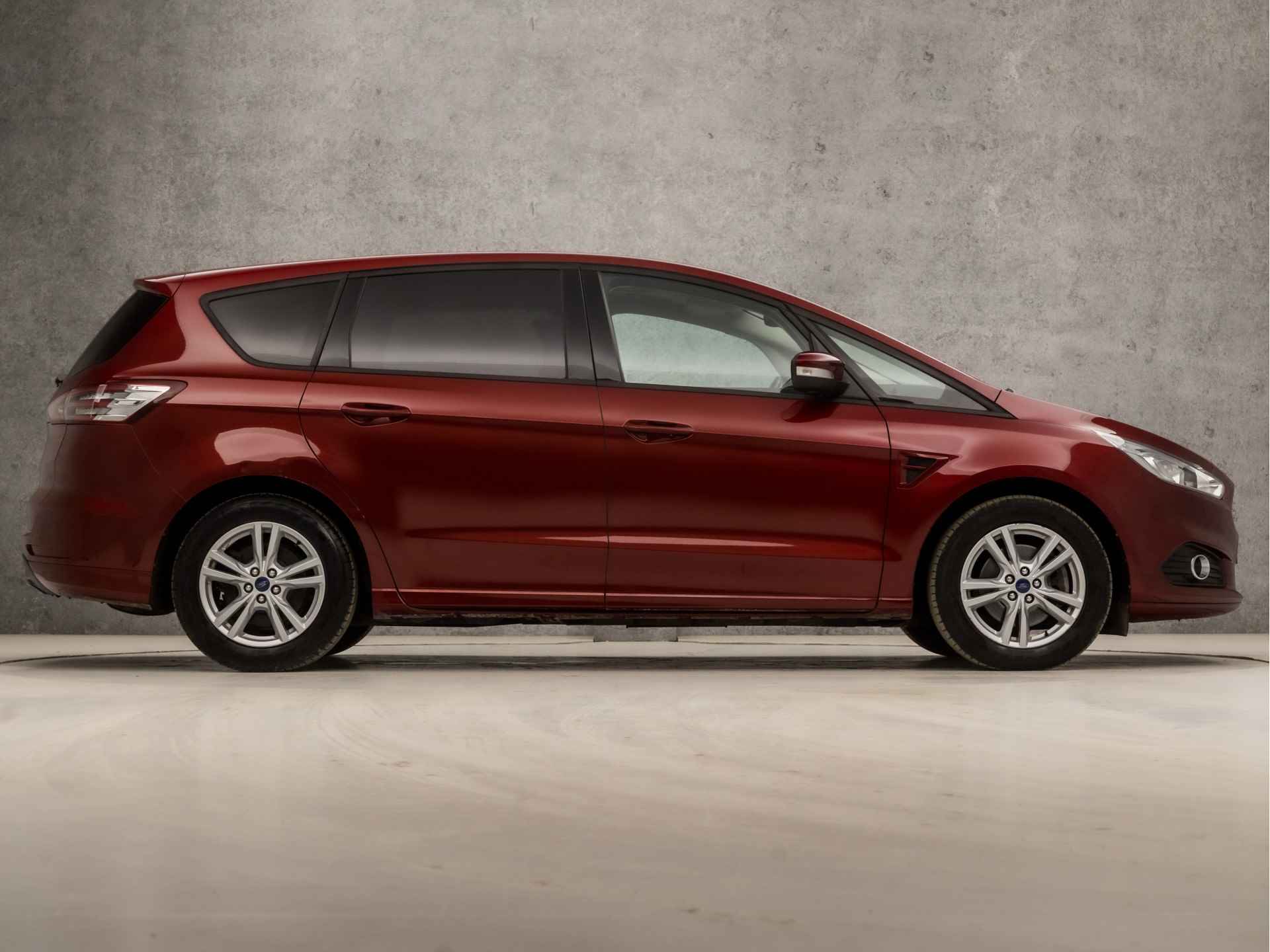 Ford S-Max 1.5 Titanium 7 Persoons 161Pk (PANORAMADAK, NAVIGATIE, STOELVERWARMING, GETINT GLAS, SPORTSTOELEN, CRUISE, NIEUWE APK, LM VELGEN, NIEUWSTAAT) - 4/34