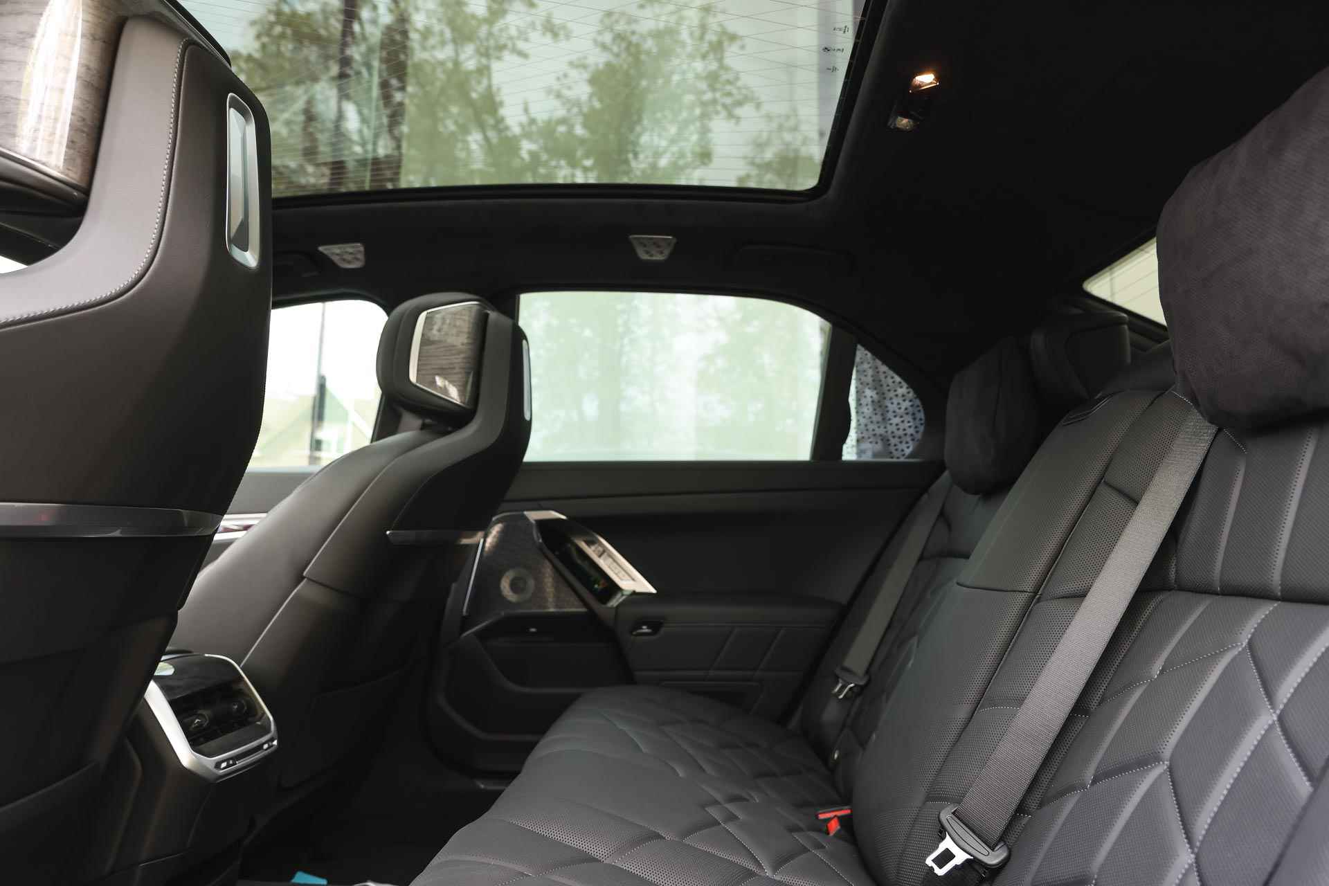 BMW 7 Serie 750e xDrive High Executive M Sport Automaat / Panoramadak Sky Lounge / Bowers & Wilkins / Trekhaak / Active Steering / Parking Assistant Professional / Multifunctionele Stoelen - 11/44