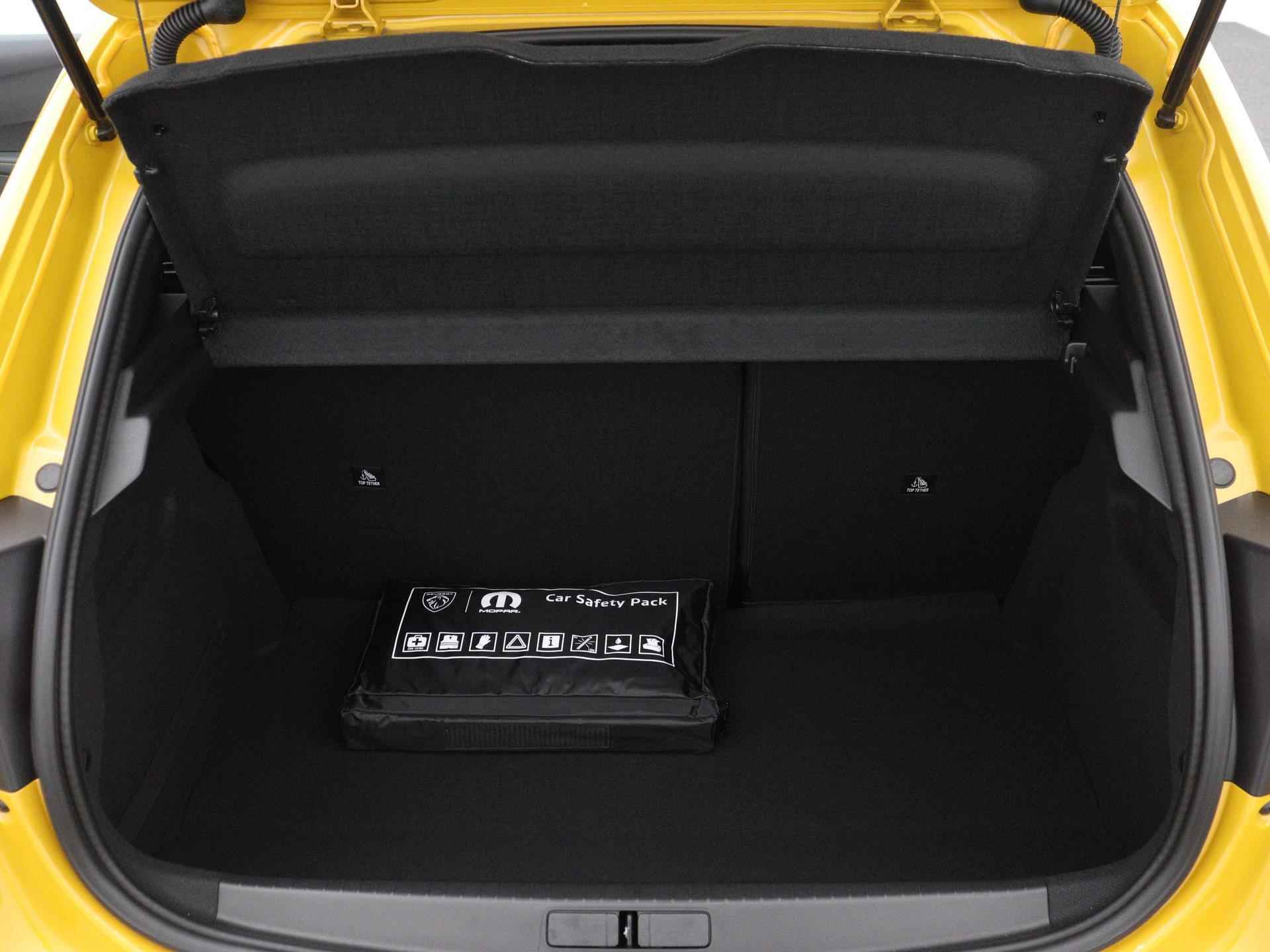 Peugeot e-208 EV 50 kWh GT 136pk Automaat | Navigatie | Dodehoek Detectie | Parkeersensoren Voor/ Achter | Licht Metalen Velgen 17" | Voorstoelen Verwarmd - 13/40