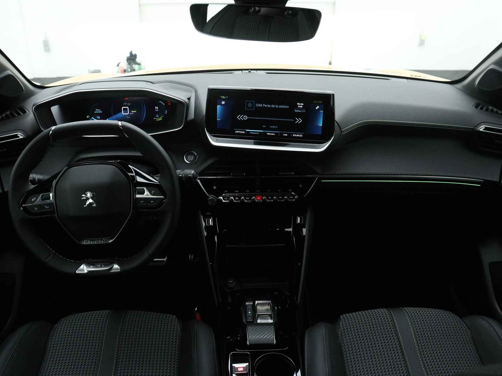 Peugeot e-208 EV 50 kWh GT 136pk Automaat | Navigatie | Dodehoek Detectie | Parkeersensoren Voor/ Achter | Licht Metalen Velgen 17" | Voorstoelen Verwarmd - 20/40
