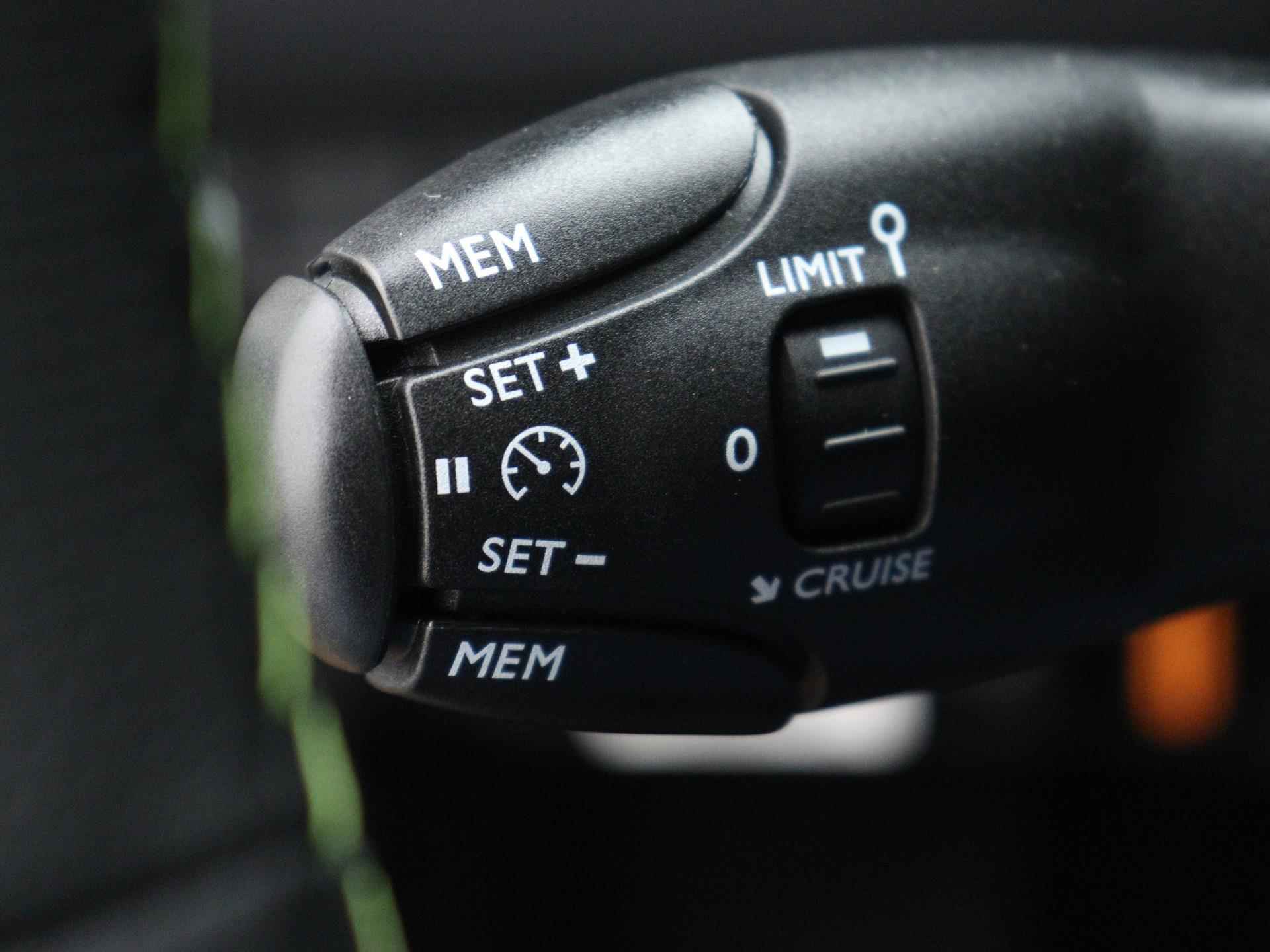 Peugeot e-208 EV 50 kWh GT 136pk Automaat | Navigatie | Dodehoek Detectie | Parkeersensoren Voor/ Achter | Licht Metalen Velgen 17" | Voorstoelen Verwarmd - 28/40
