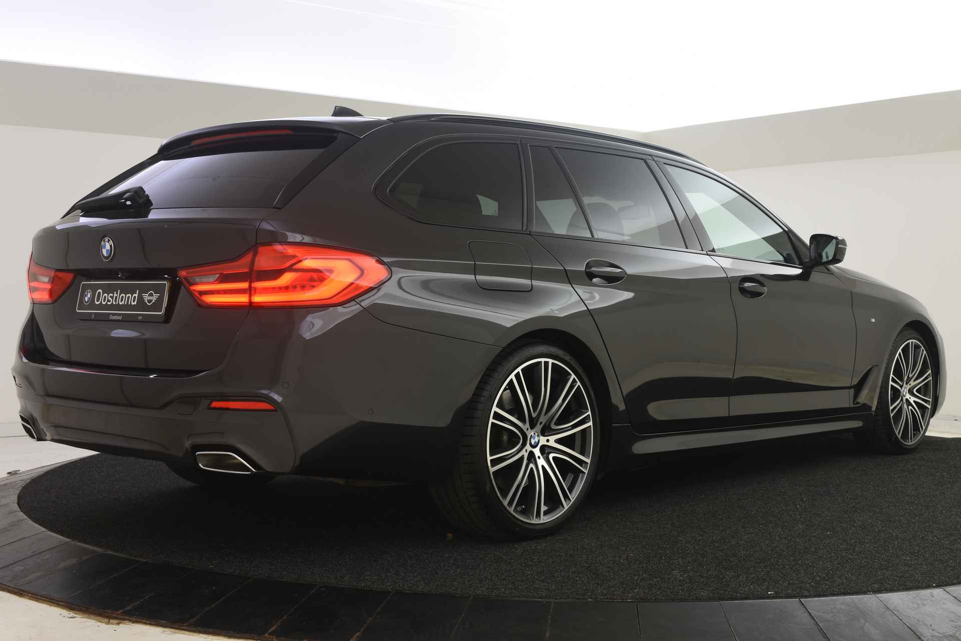 BMW 5 Serie Touring 530i Executive M Sport Automaat / Sportstoelen / Adaptieve LED / Comfort Access / Head-Up / Apple CarPlay / Navigatie Professional / Parking Assistant / M Sportonderstel - 3/51