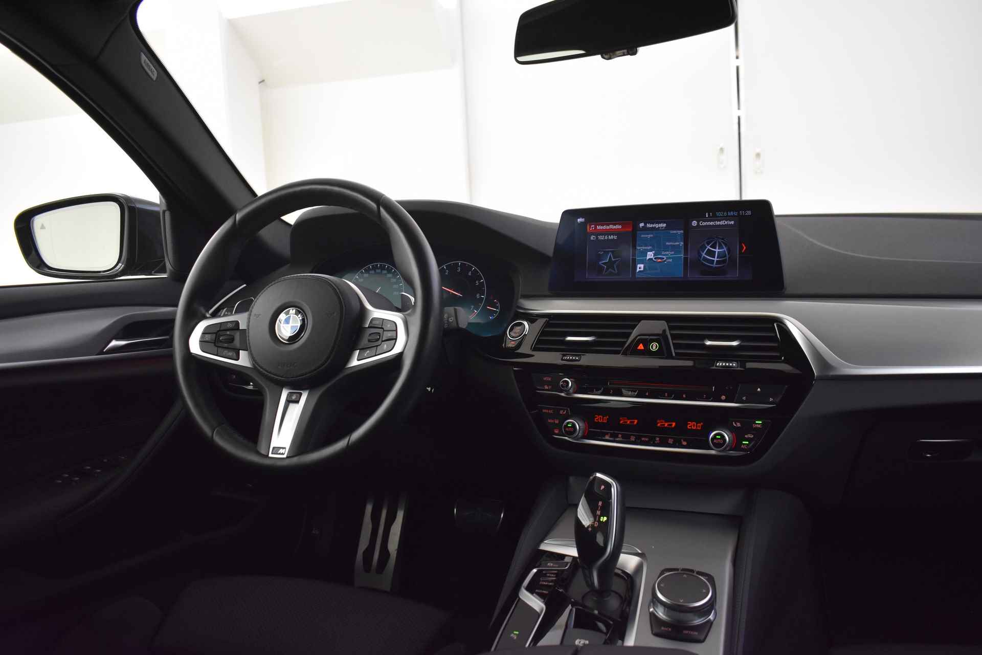 BMW 5 Serie Touring 530i Executive M Sport Automaat / Sportstoelen / Adaptieve LED / Comfort Access / Head-Up / Apple CarPlay / Navigatie Professional / Parking Assistant / M Sportonderstel - 11/51