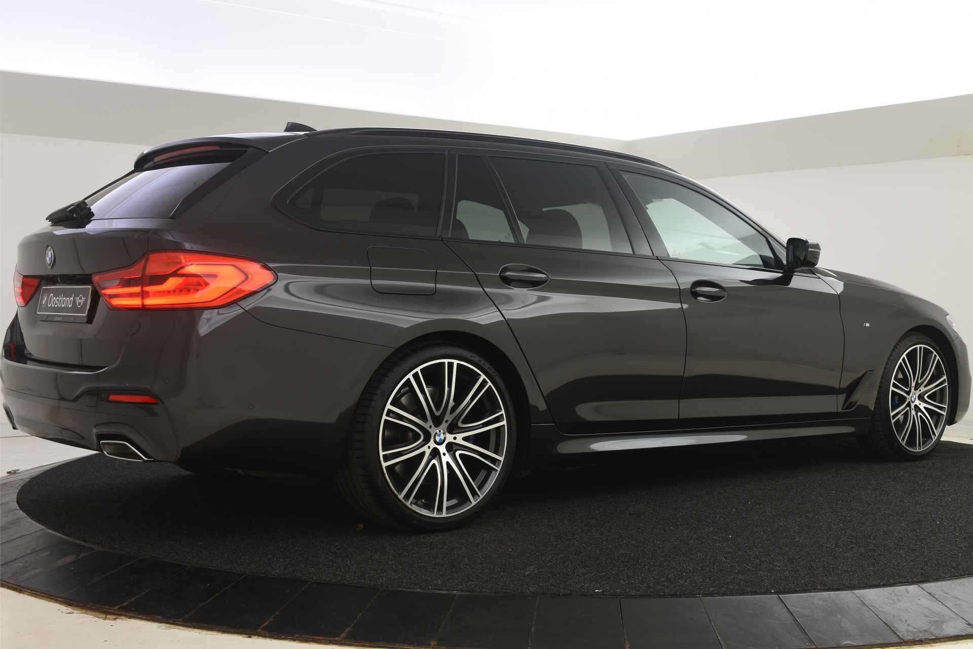 BMW 5 Serie Touring 530i Executive M Sport Automaat / Sportstoelen / Adaptieve LED / Comfort Access / Head-Up / Apple CarPlay / Navigatie Professional / Parking Assistant / M Sportonderstel - 14/51