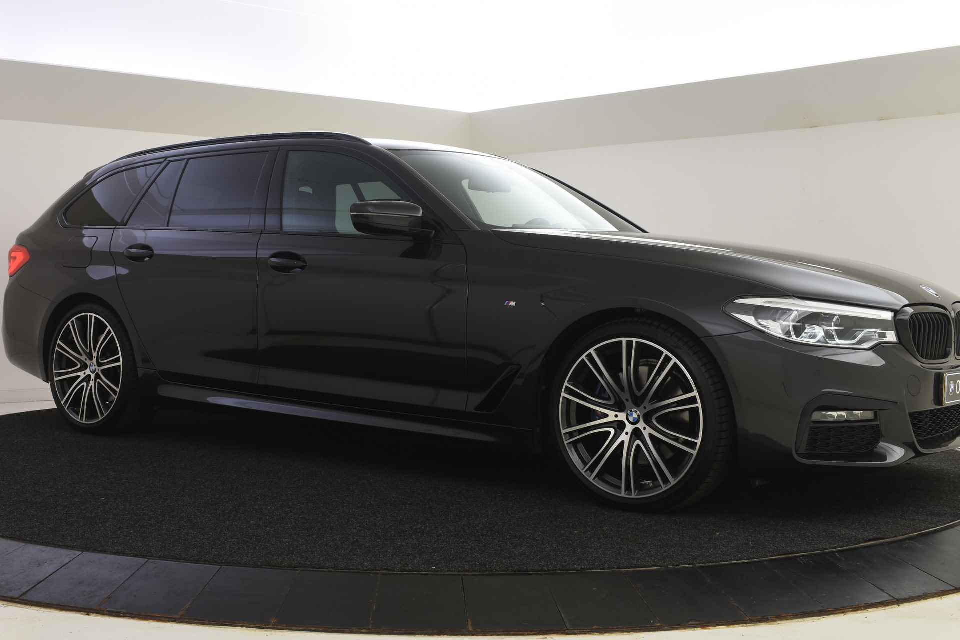 BMW 5 Serie Touring 530i Executive M Sport Automaat / Sportstoelen / Adaptieve LED / Comfort Access / Head-Up / Apple CarPlay / Navigatie Professional / Parking Assistant / M Sportonderstel - 23/51