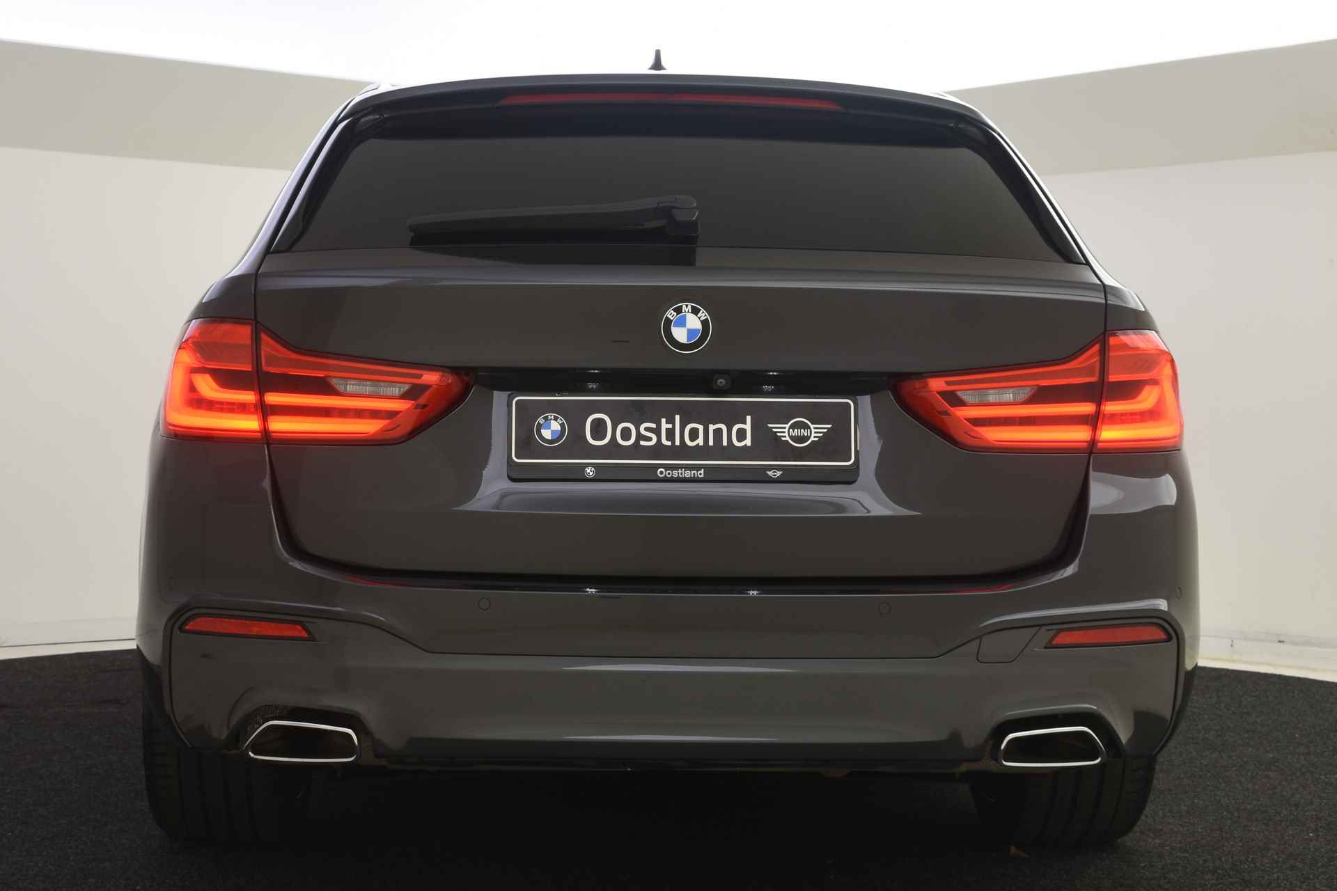 BMW 5 Serie Touring 530i Executive M Sport Automaat / Sportstoelen / Adaptieve LED / Comfort Access / Head-Up / Apple CarPlay / Navigatie Professional / Parking Assistant / M Sportonderstel - 24/51