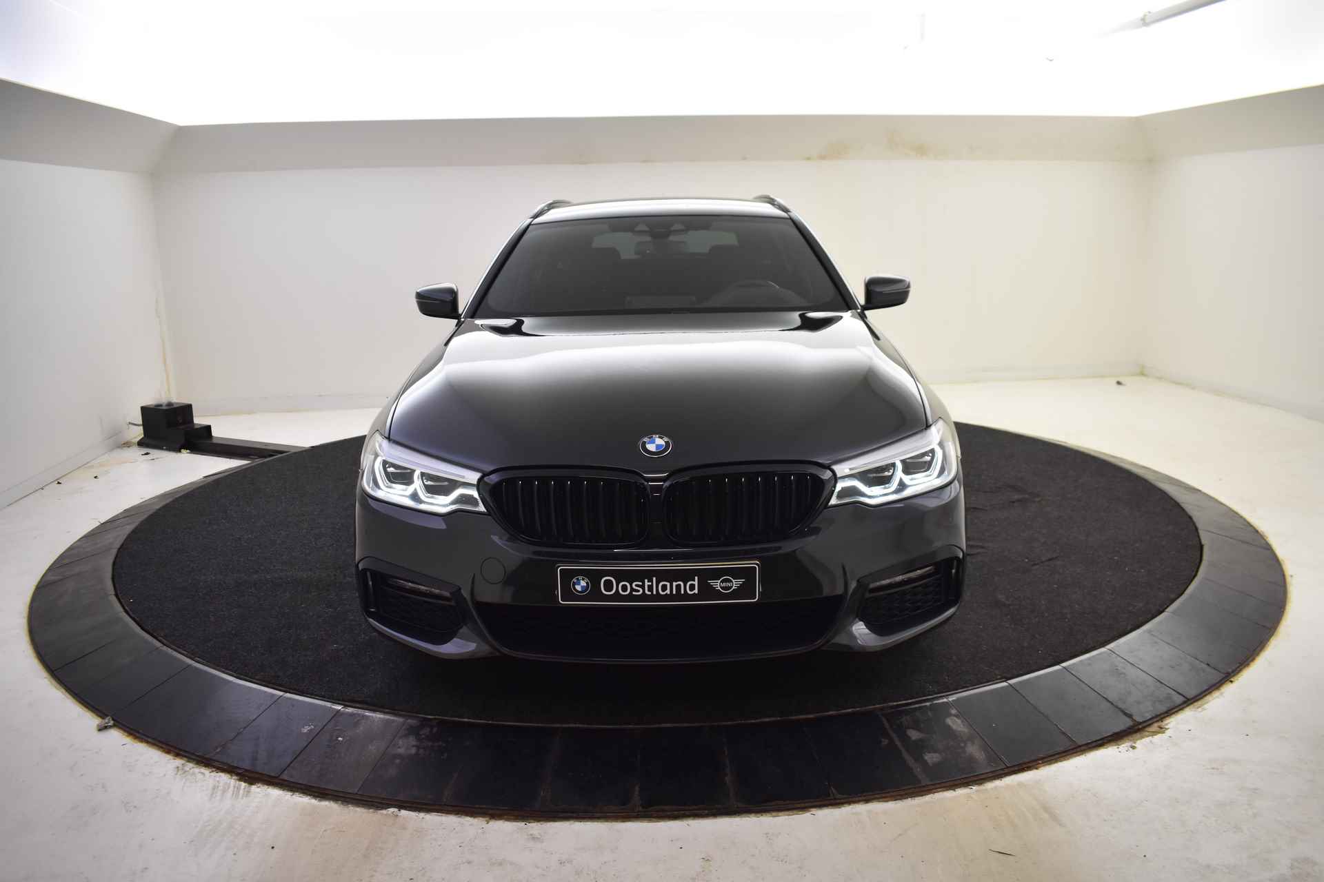 BMW 5 Serie Touring 530i Executive M Sport Automaat / Sportstoelen / Adaptieve LED / Comfort Access / Head-Up / Apple CarPlay / Navigatie Professional / Parking Assistant / M Sportonderstel - 48/51