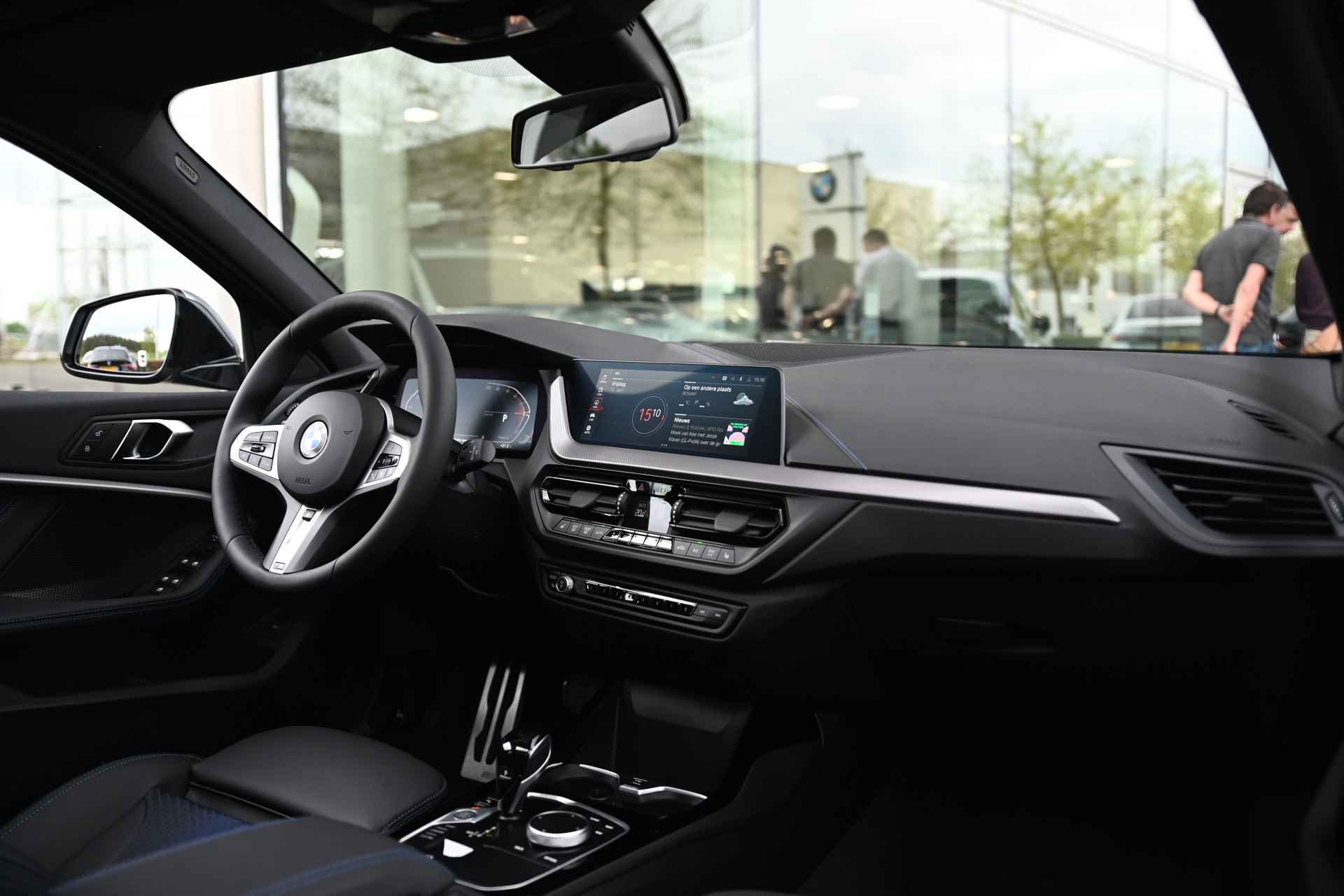 BMW 1-serie 118i High Executive M Sport Automaat / Panoramadak / Sportstoelen / LED / M Sportonderstel / Verw. stuurwiel / Live Cockpit Professional / Stoelverwarming - 5/26