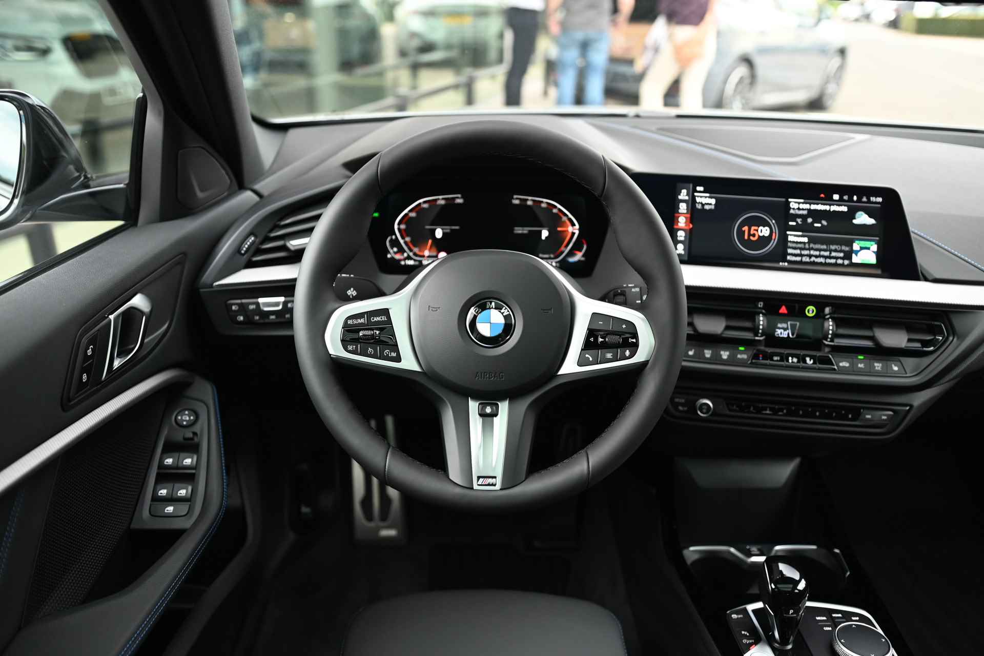 BMW 1-serie 118i High Executive M Sport Automaat / Panoramadak / Sportstoelen / LED / M Sportonderstel / Verw. stuurwiel / Live Cockpit Professional / Stoelverwarming - 9/26