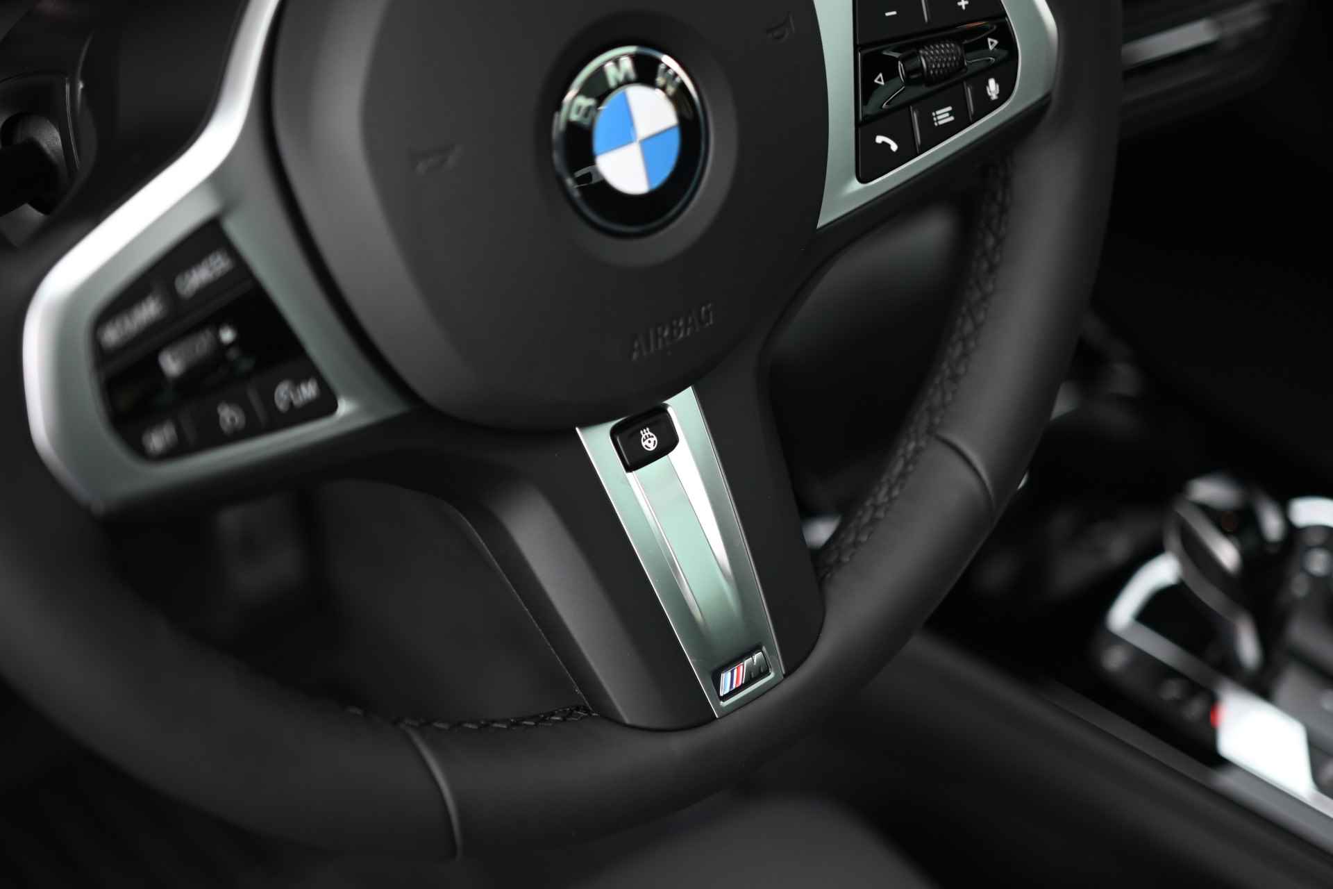 BMW 1-serie 118i High Executive M Sport Automaat / Panoramadak / Sportstoelen / LED / M Sportonderstel / Verw. stuurwiel / Live Cockpit Professional / Stoelverwarming - 12/26