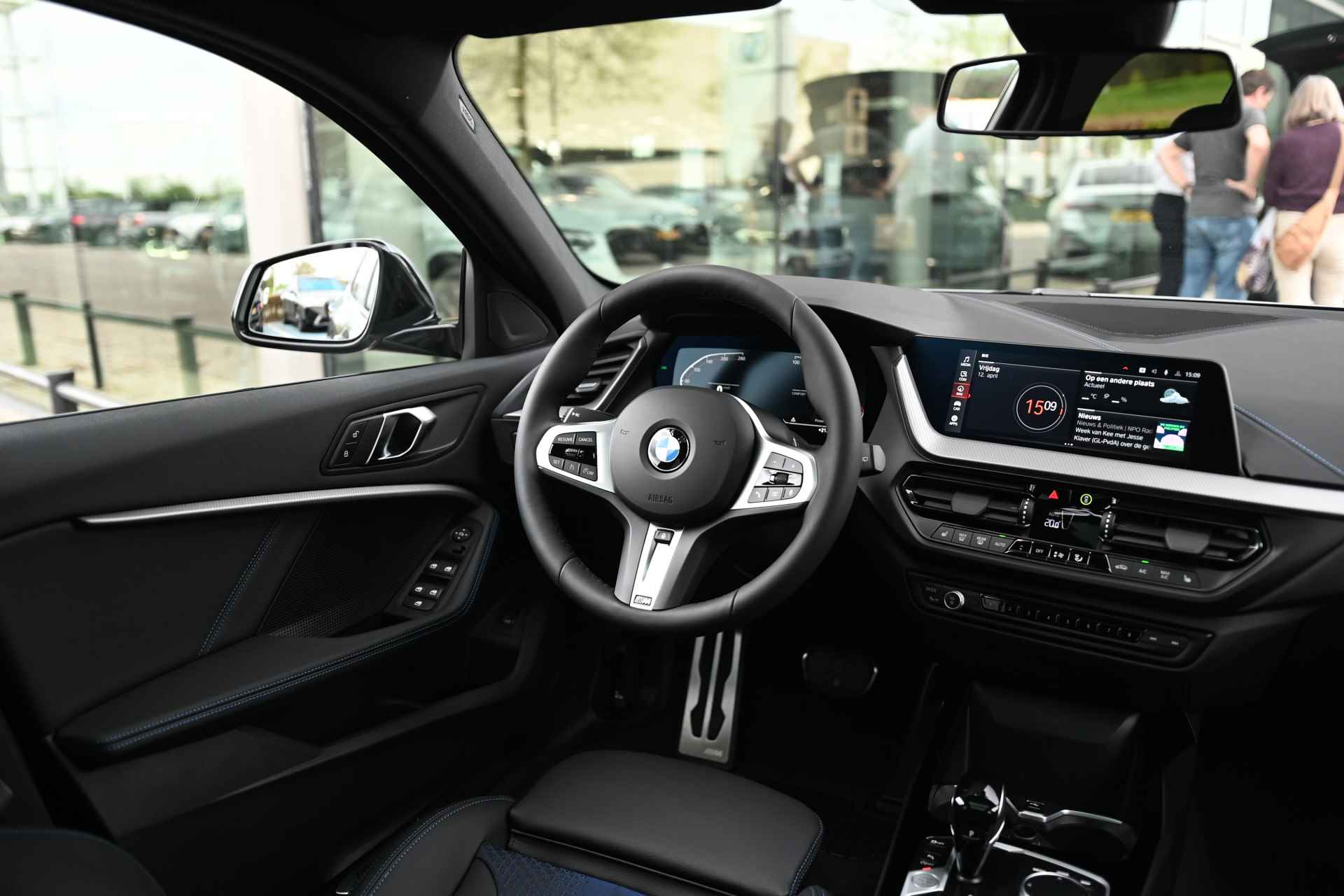 BMW 1-serie 118i High Executive M Sport Automaat / Panoramadak / Sportstoelen / LED / M Sportonderstel / Verw. stuurwiel / Live Cockpit Professional / Stoelverwarming - 13/26