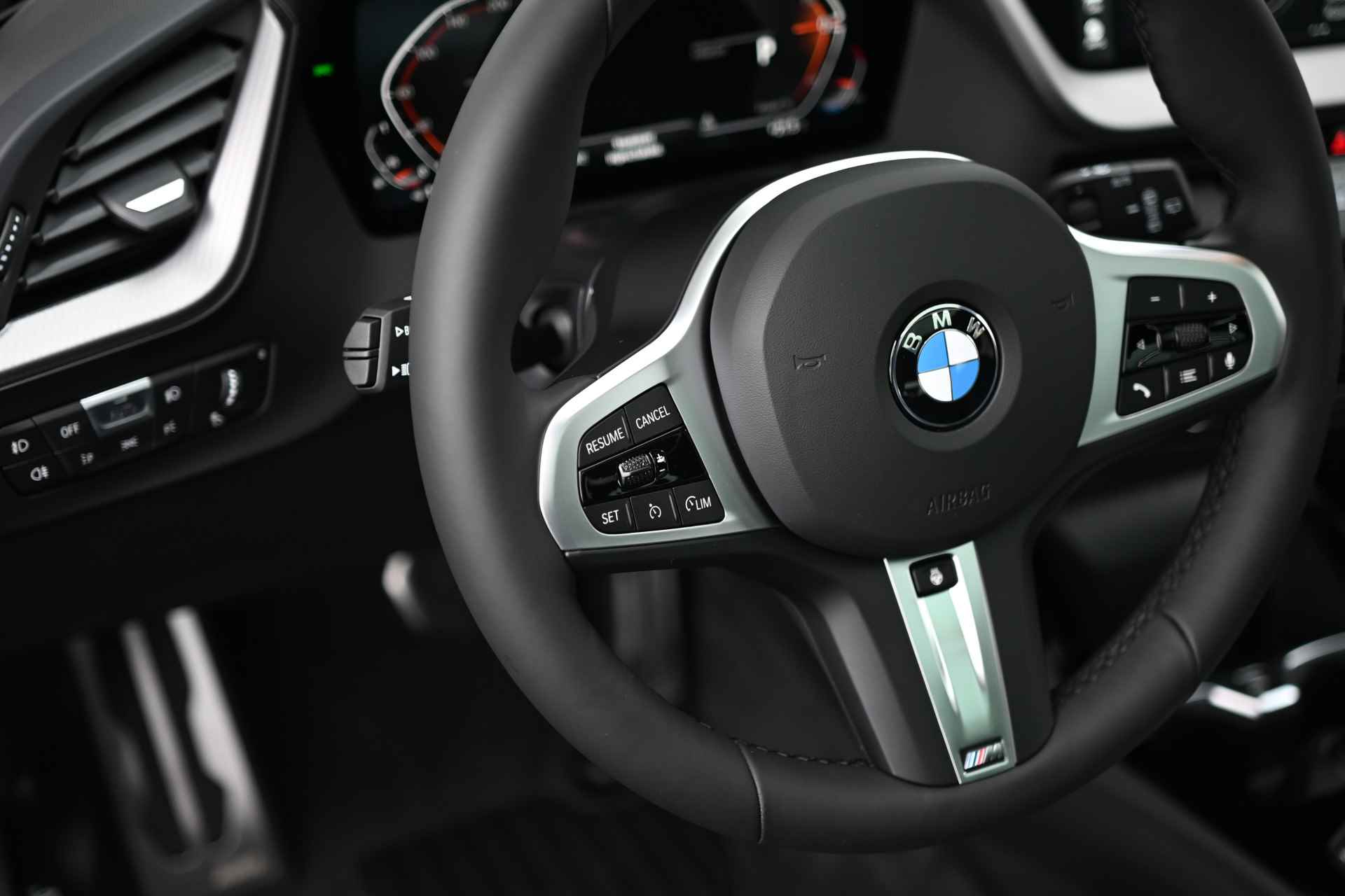 BMW 1-serie 118i High Executive M Sport Automaat / Panoramadak / Sportstoelen / LED / M Sportonderstel / Verw. stuurwiel / Live Cockpit Professional / Stoelverwarming - 14/26