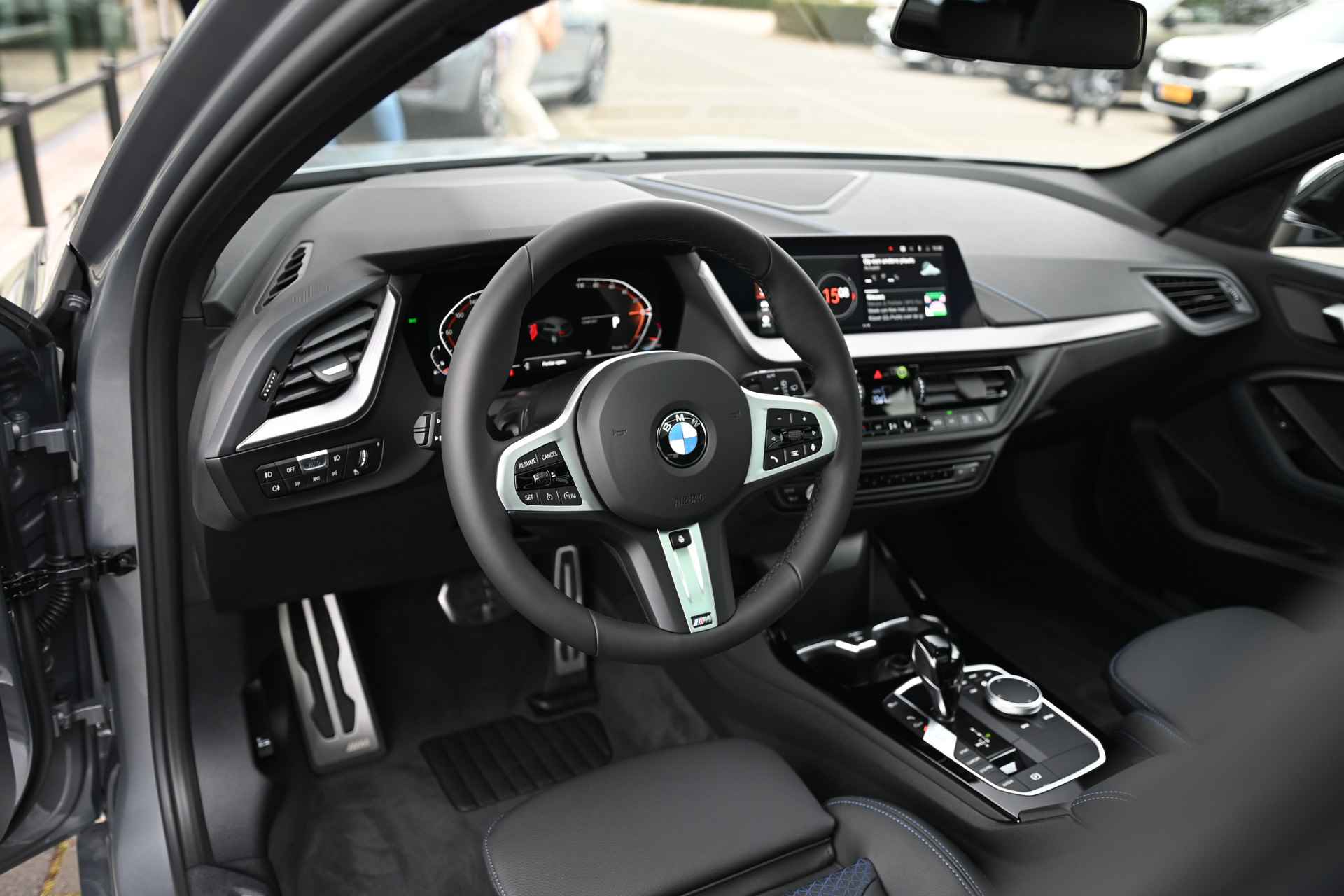BMW 1-serie 118i High Executive M Sport Automaat / Panoramadak / Sportstoelen / LED / M Sportonderstel / Verw. stuurwiel / Live Cockpit Professional / Stoelverwarming - 15/26