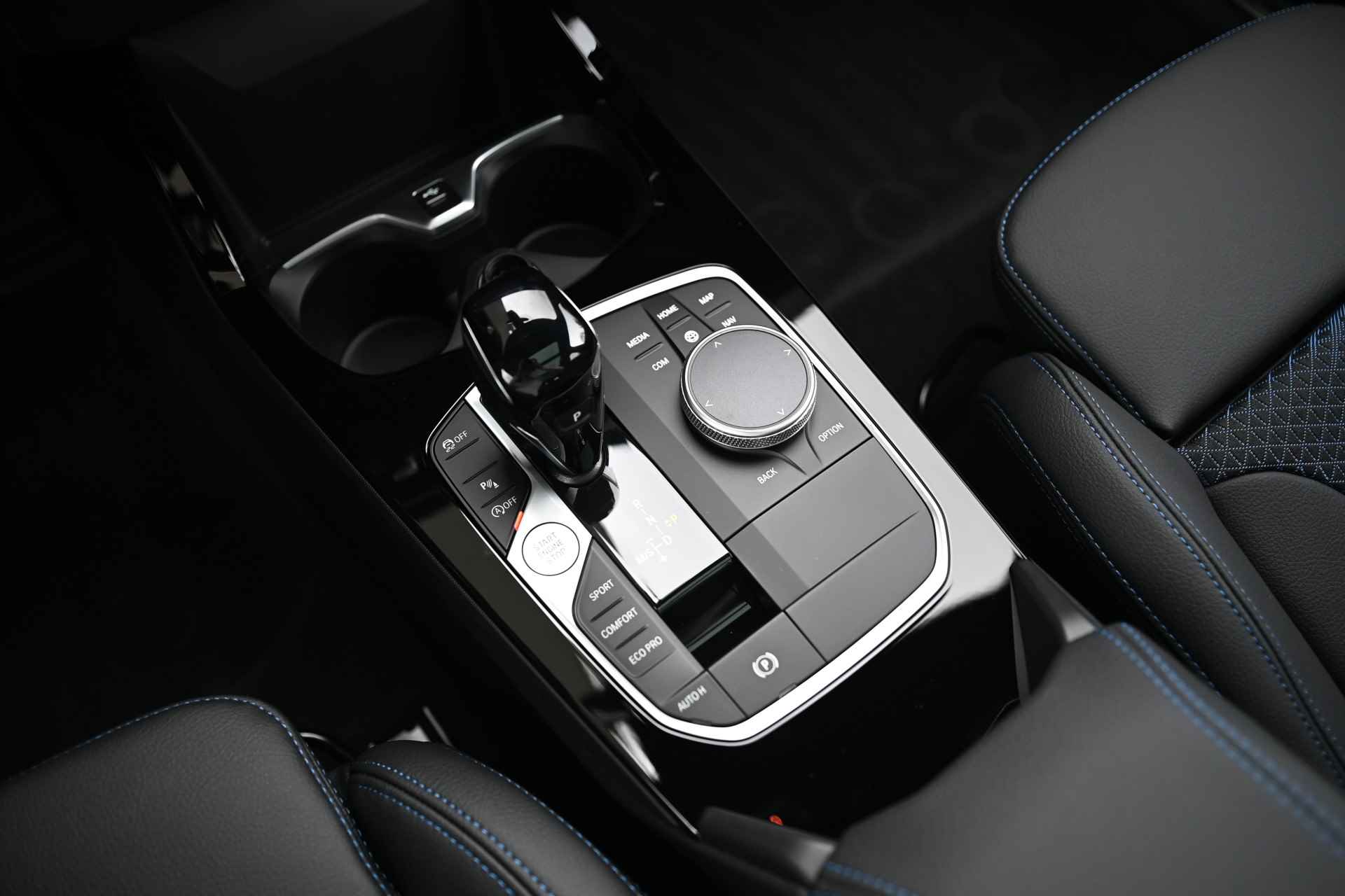 BMW 1-serie 118i High Executive M Sport Automaat / Panoramadak / Sportstoelen / LED / M Sportonderstel / Verw. stuurwiel / Live Cockpit Professional / Stoelverwarming - 23/26