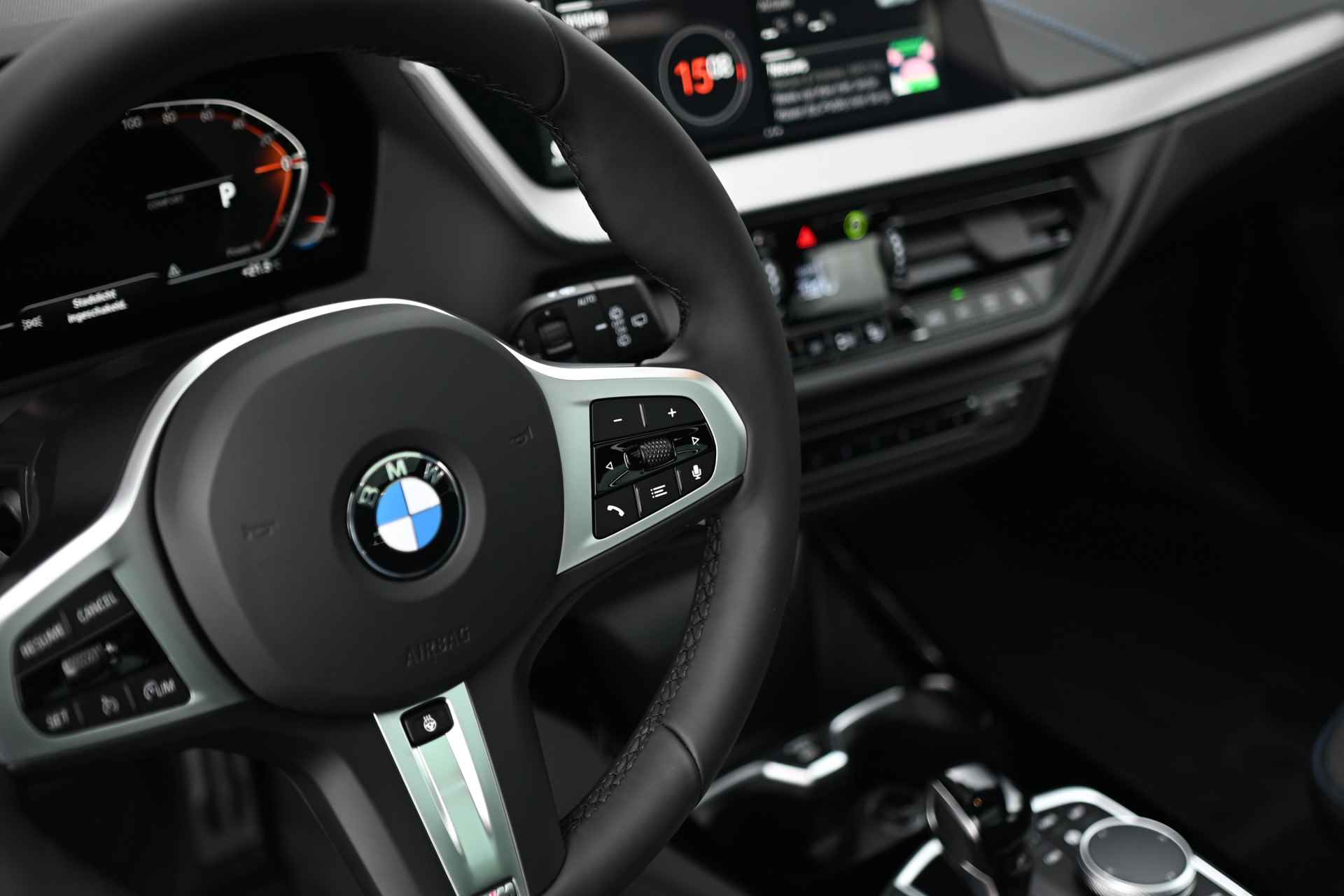 BMW 1-serie 118i High Executive M Sport Automaat / Panoramadak / Sportstoelen / LED / M Sportonderstel / Verw. stuurwiel / Live Cockpit Professional / Stoelverwarming - 25/26