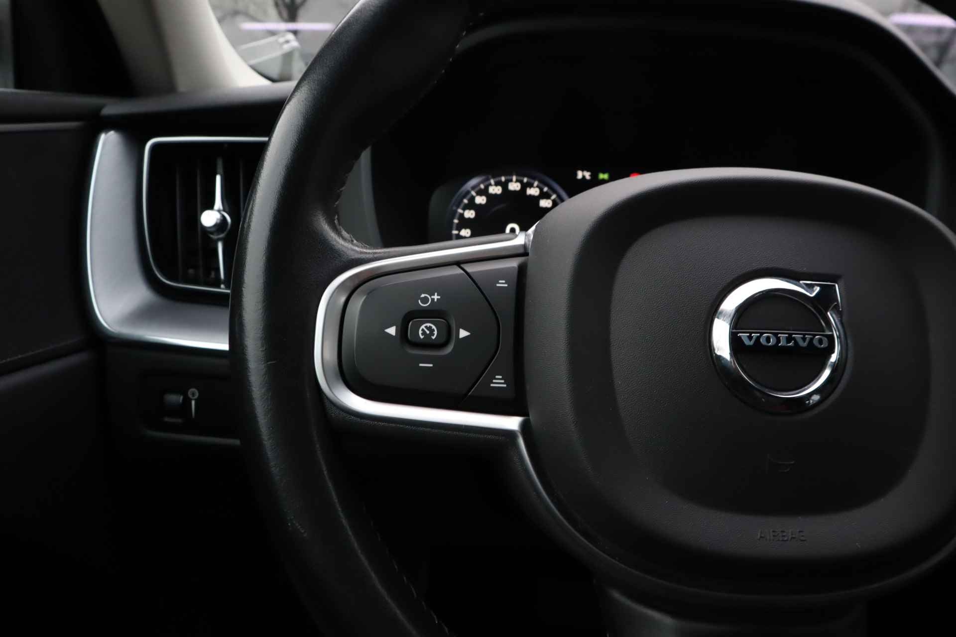 Volvo XC60 2.0 D4 Momentum | Automaat | Navigatie | Adaptive cruise control | - 28/36