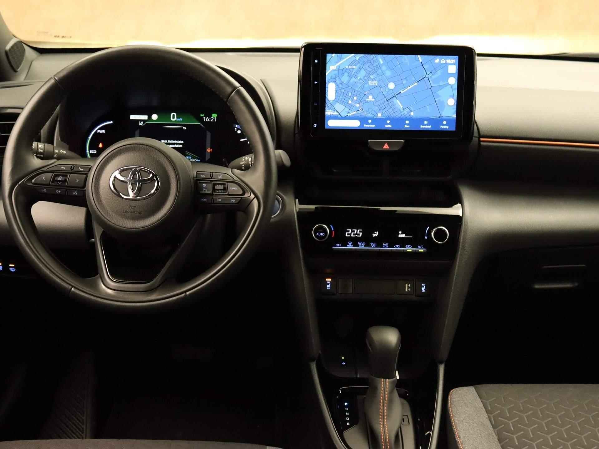 Toyota Yaris Cross 1.5 Hybrid Dynamic - NAVIGATIE - PARKEERSENSOREN VOOR/ ACHTER - DODEHOEK DETECTIE - VOORSTOELEN VERWARMD - VOORRUIT VERWARMD - STUUR VERWARMD - 17 INCH LICHT METALEN VELGEN - ARMSTEUN VOOR - TWO TONE LAK - CLIMATE CONTROL - TELEFOON OPLADER - 4/46