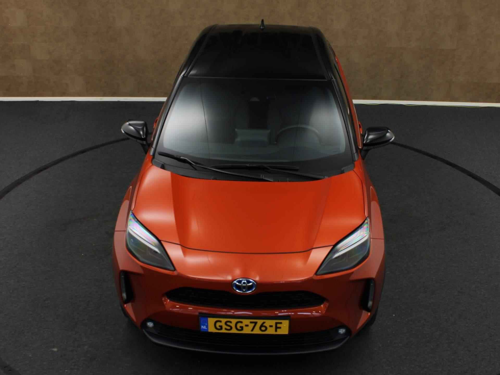 Toyota Yaris Cross 1.5 Hybrid Dynamic - NAVIGATIE - PARKEERSENSOREN VOOR/ ACHTER - DODEHOEK DETECTIE - VOORSTOELEN VERWARMD - VOORRUIT VERWARMD - STUUR VERWARMD - 17 INCH LICHT METALEN VELGEN - ARMSTEUN VOOR - TWO TONE LAK - CLIMATE CONTROL - TELEFOON OPLADER - 9/46