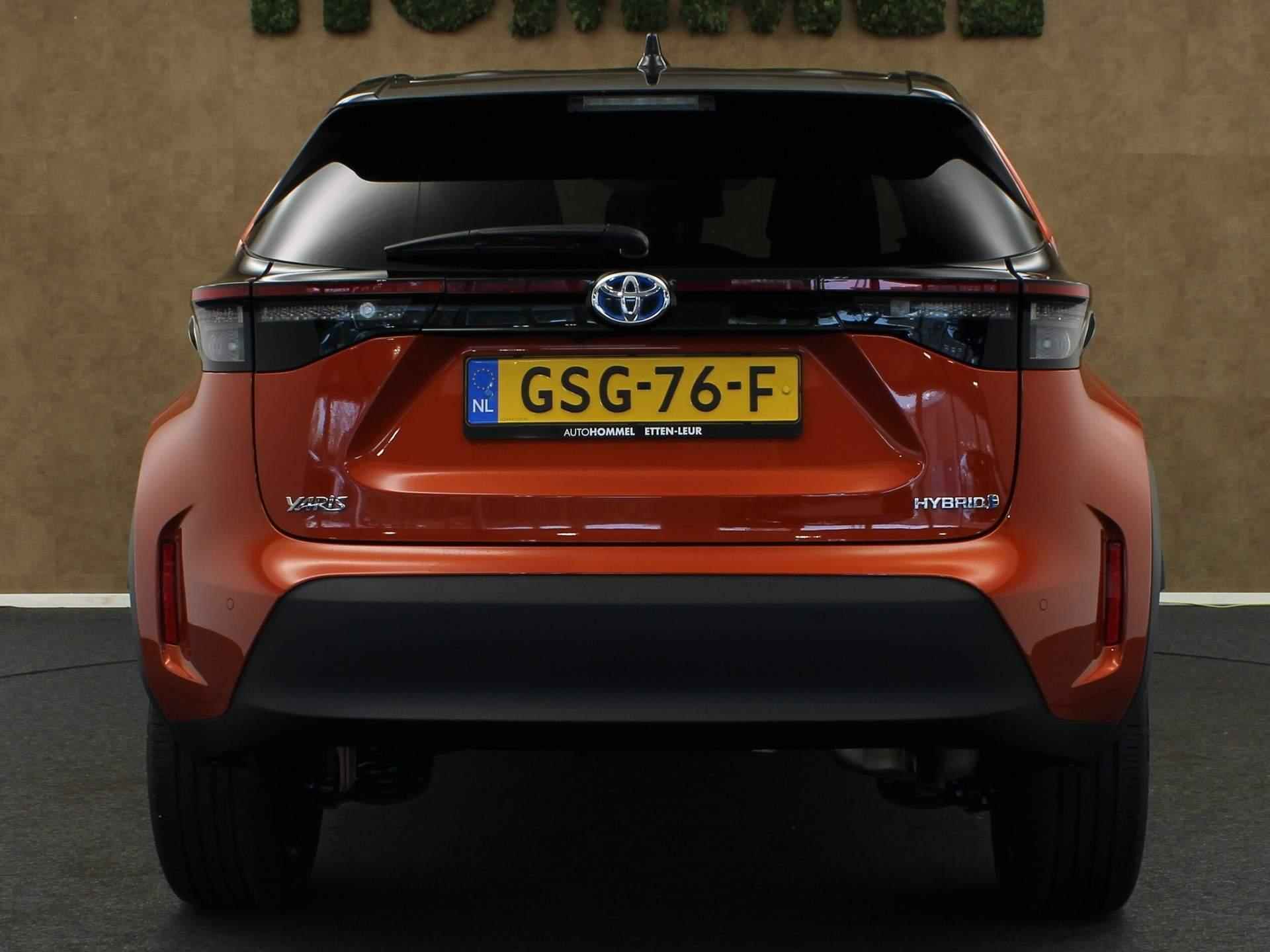 Toyota Yaris Cross 1.5 Hybrid Dynamic - NAVIGATIE - PARKEERSENSOREN VOOR/ ACHTER - DODEHOEK DETECTIE - VOORSTOELEN VERWARMD - VOORRUIT VERWARMD - STUUR VERWARMD - 17 INCH LICHT METALEN VELGEN - ARMSTEUN VOOR - TWO TONE LAK - CLIMATE CONTROL - TELEFOON OPLADER - 18/46