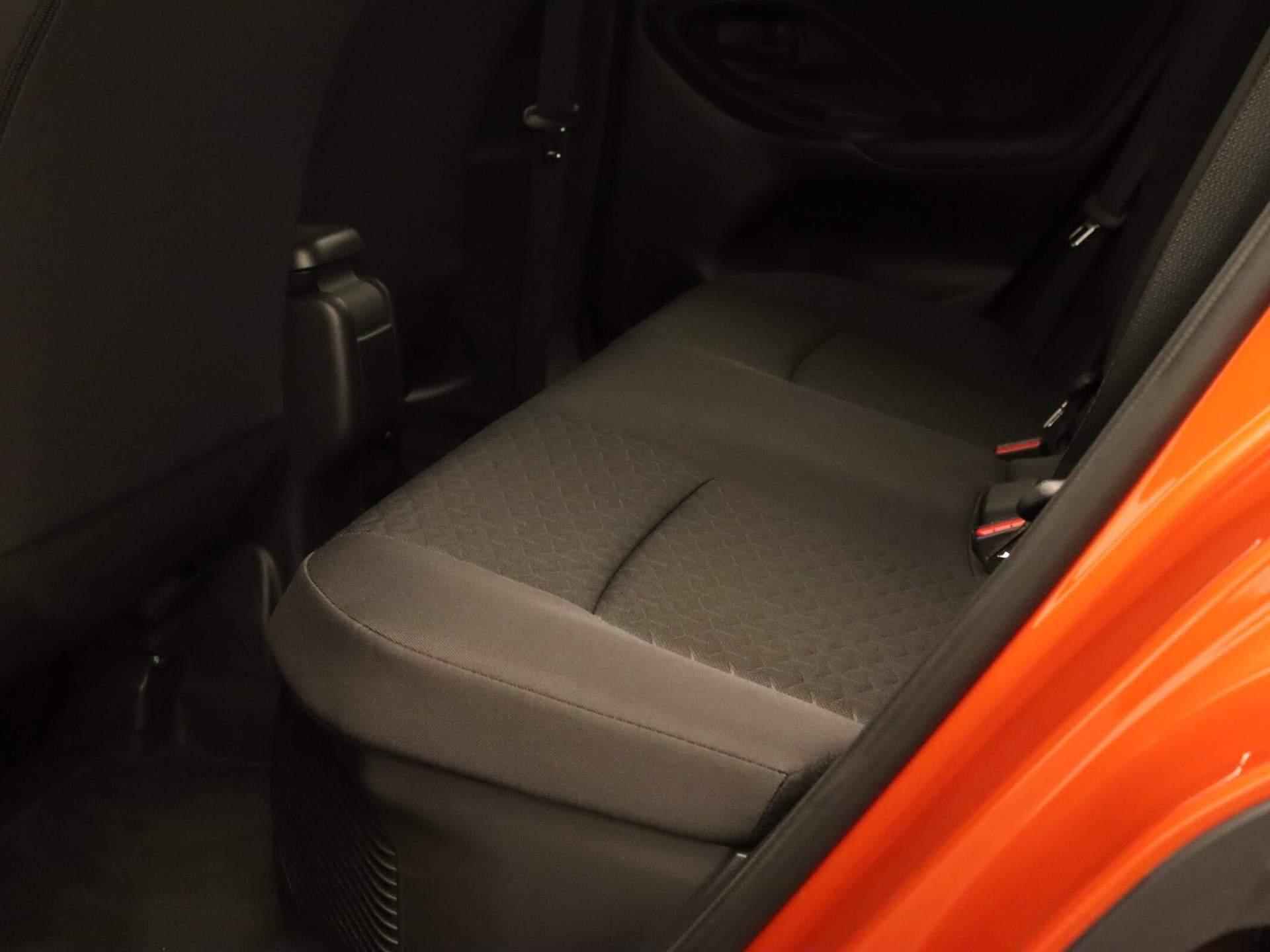 Toyota Yaris Cross 1.5 Hybrid Dynamic - NAVIGATIE - PARKEERSENSOREN VOOR/ ACHTER - DODEHOEK DETECTIE - VOORSTOELEN VERWARMD - VOORRUIT VERWARMD - STUUR VERWARMD - 17 INCH LICHT METALEN VELGEN - ARMSTEUN VOOR - TWO TONE LAK - CLIMATE CONTROL - TELEFOON OPLADER - 44/46