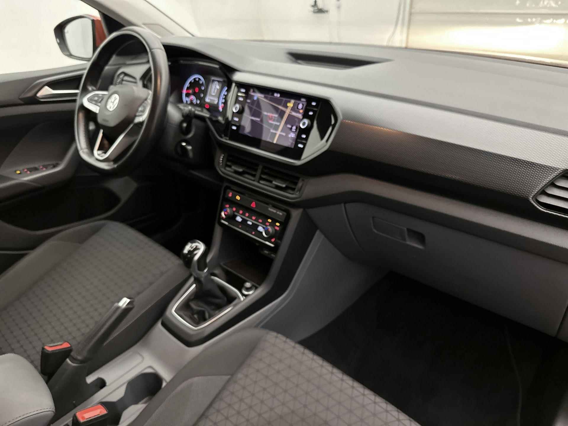 Volkswagen T-Cross SUV Life 95 pk | Navigatie | Parkeersensoren Voor en Achter | Voorstoelen Verwarmd | Dodehoek Detectie | DAB Ontvanger | LED Dagrijverlichting | Climate Control | Adaptieve Cruise Control | 16" Lichtmetalen Velgen | - 14/38