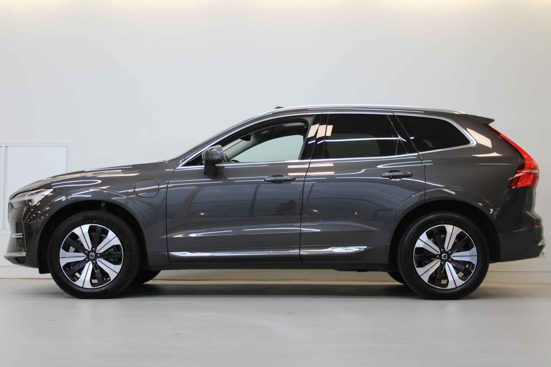 Volvo XC60 T8 455PK AWD Plus Bright | Trekhaak | 360º view | Adapt LED | All Season | Panoramadak - 2/60