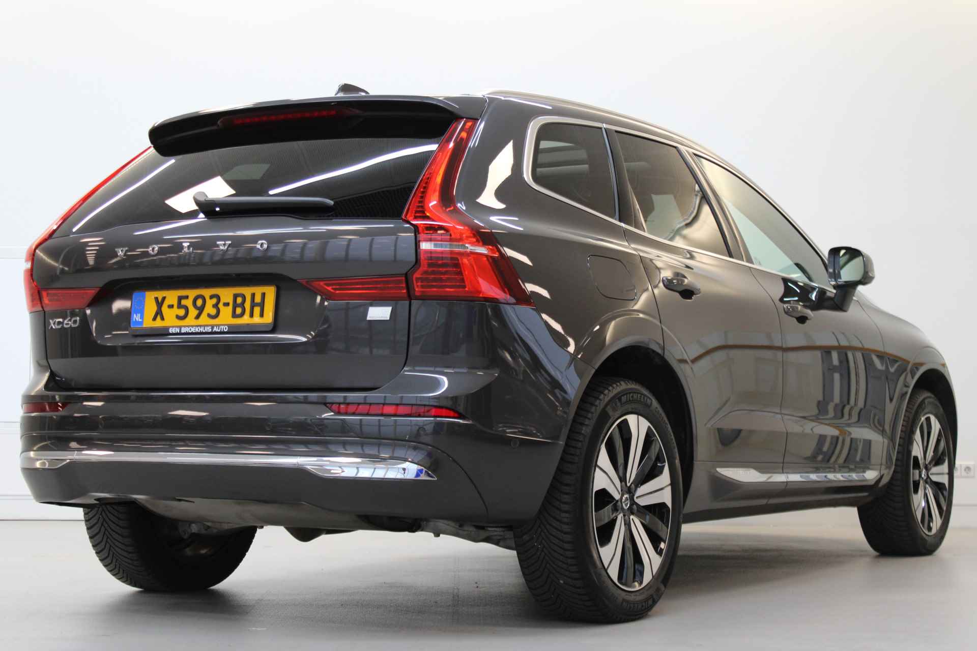 Volvo XC60 T8 455PK AWD Plus Bright | Trekhaak | 360º view | Adapt LED | All Season | Panoramadak - 3/60