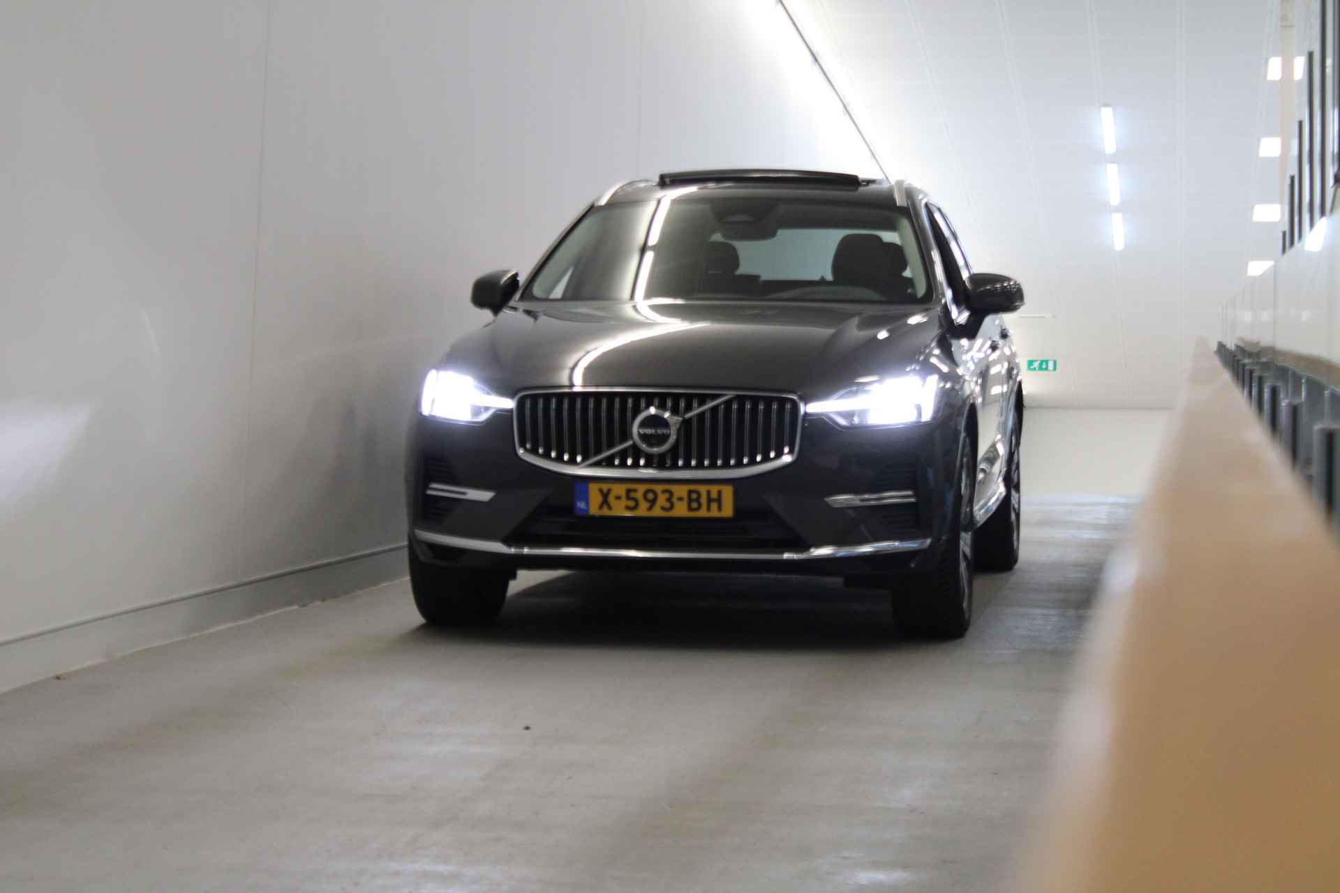 Volvo XC60 T8 455PK AWD Plus Bright | Trekhaak | 360º view | Adapt LED | All Season | Panoramadak - 60/60