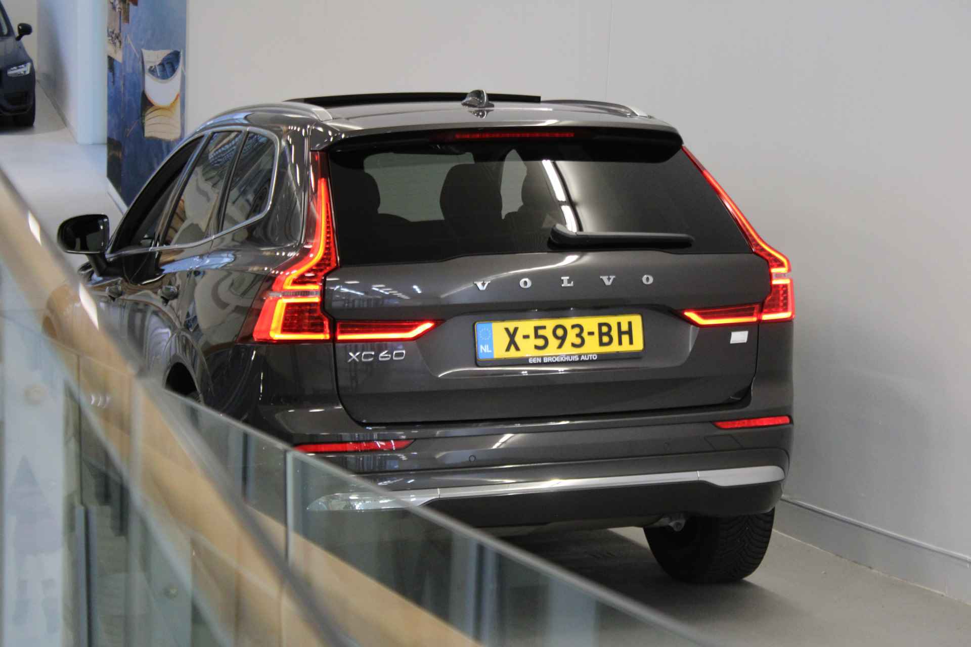 Volvo XC60 T8 455PK AWD Plus Bright | Trekhaak | 360º view | Adapt LED | All Season | Panoramadak - 59/60