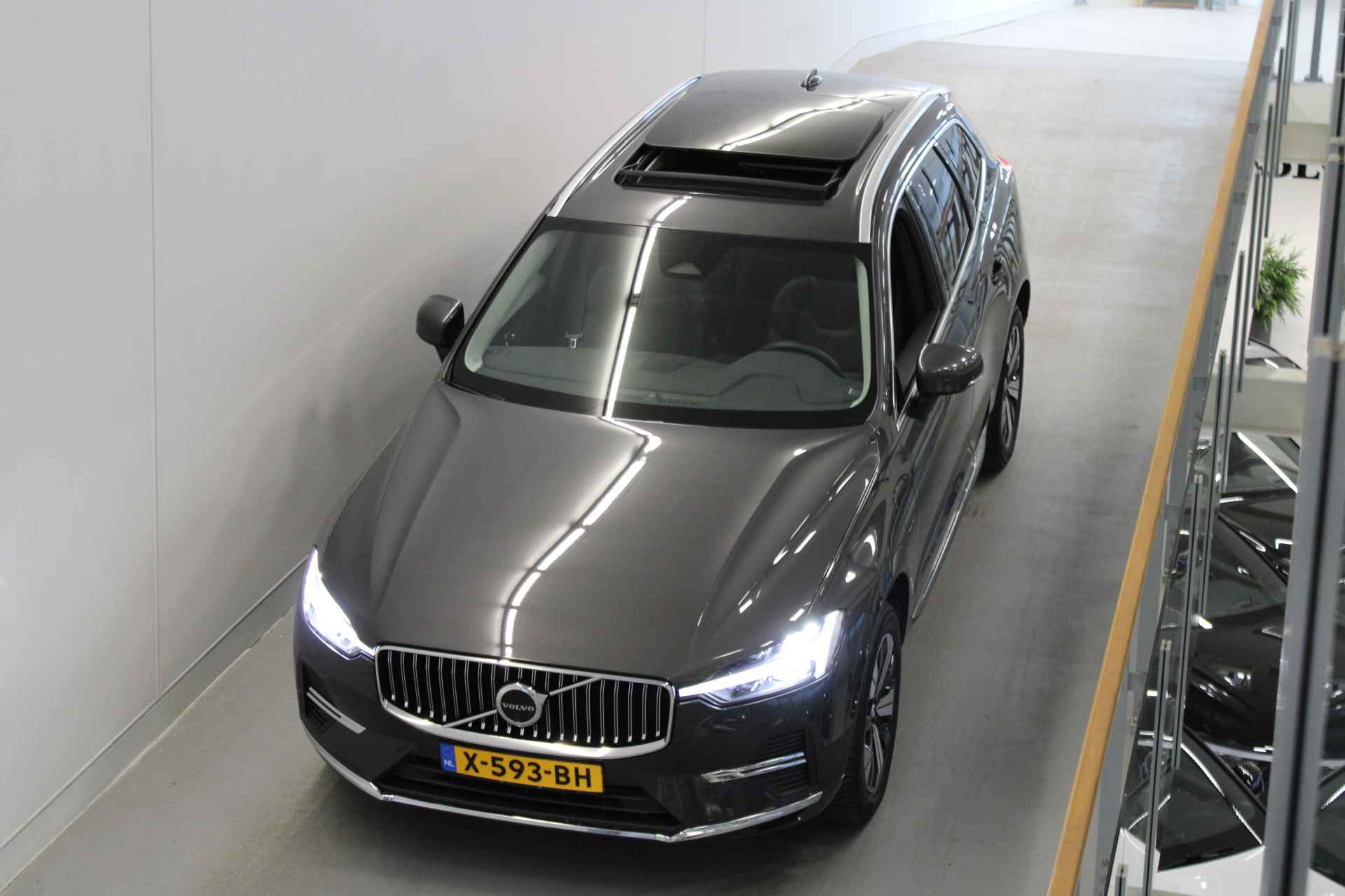 Volvo XC60 T8 455PK AWD Plus Bright | Trekhaak | 360º view | Adapt LED | All Season | Panoramadak - 26/60