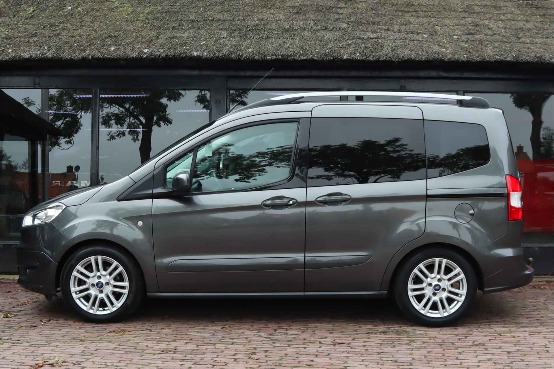 Ford Tourneo Courier 1.0 Titanium | Lichtmetalen velgen | Trekhaak | Cruise control | Stoelverwarming - 10/29