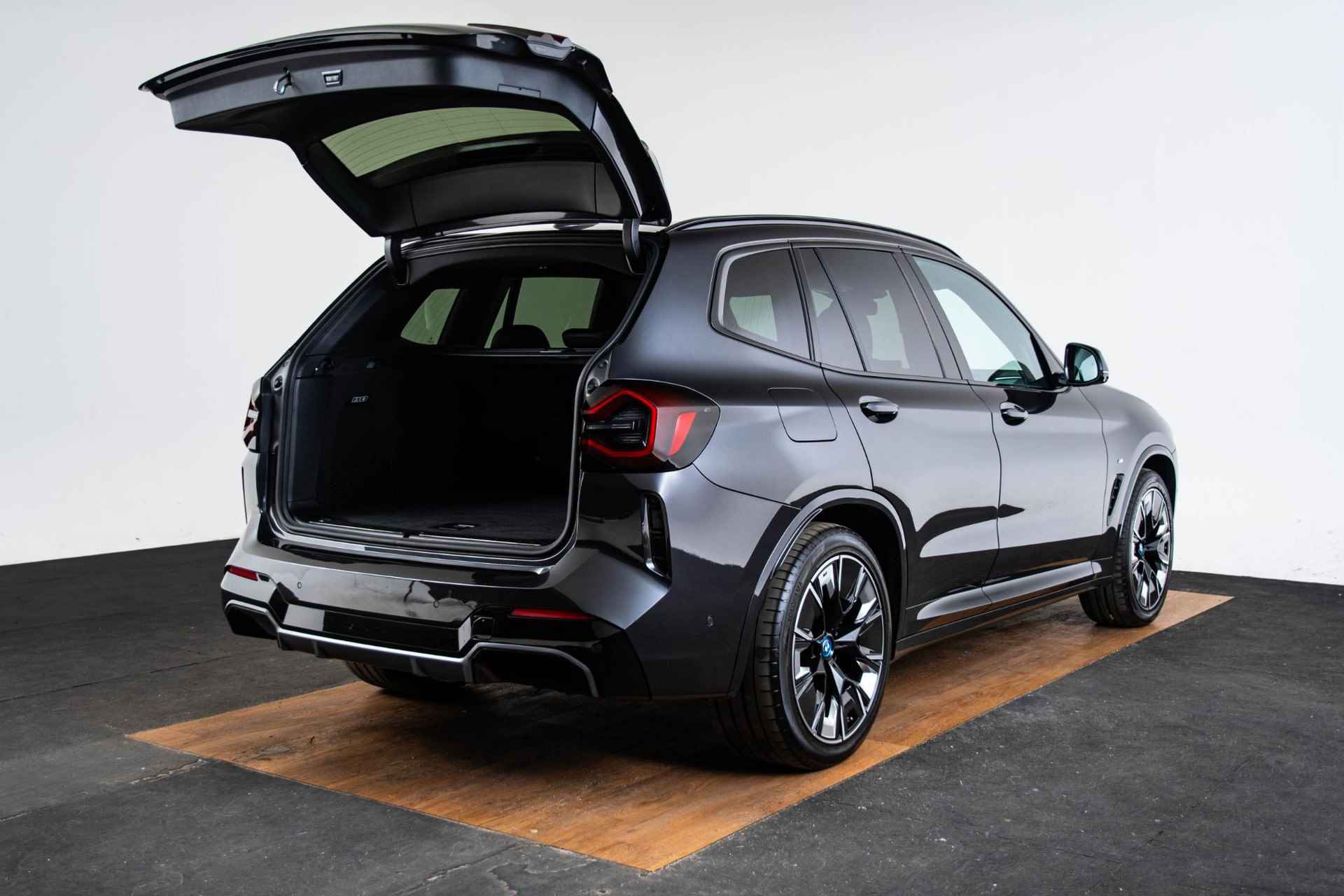 BMW iX3 High Executive 80 kWh Trekhaak - Panoramadak - Frozen Grey exterieur - Elektrisch verwarmde voorstoelen - Getinte Ruiten - Driving Assistant Professional - Active Protection - Automatisch dimmende binnen/buitenspiegel - - 12/69