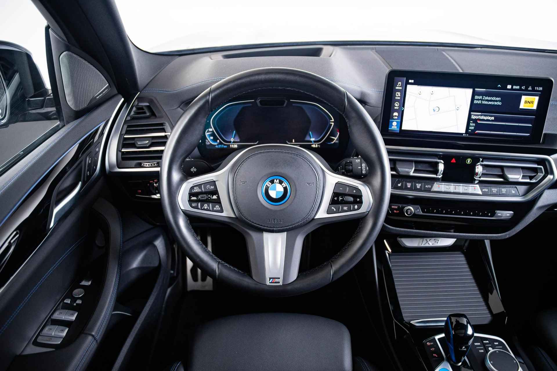 BMW iX3 High Executive 80 kWh Trekhaak - Panoramadak - Frozen Grey exterieur - Elektrisch verwarmde voorstoelen - Getinte Ruiten - Driving Assistant Professional - Active Protection - Automatisch dimmende binnen/buitenspiegel - - 15/69