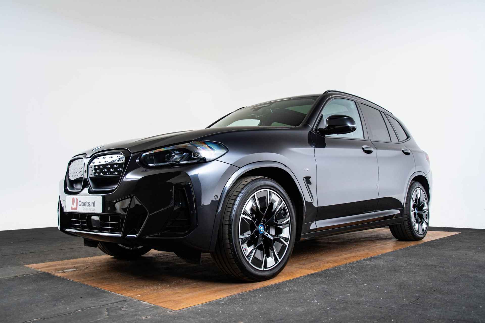 BMW iX3 High Executive 80 kWh Trekhaak - Panoramadak - Frozen Grey exterieur - Elektrisch verwarmde voorstoelen - Getinte Ruiten - Driving Assistant Professional - Active Protection - Automatisch dimmende binnen/buitenspiegel - - 68/69